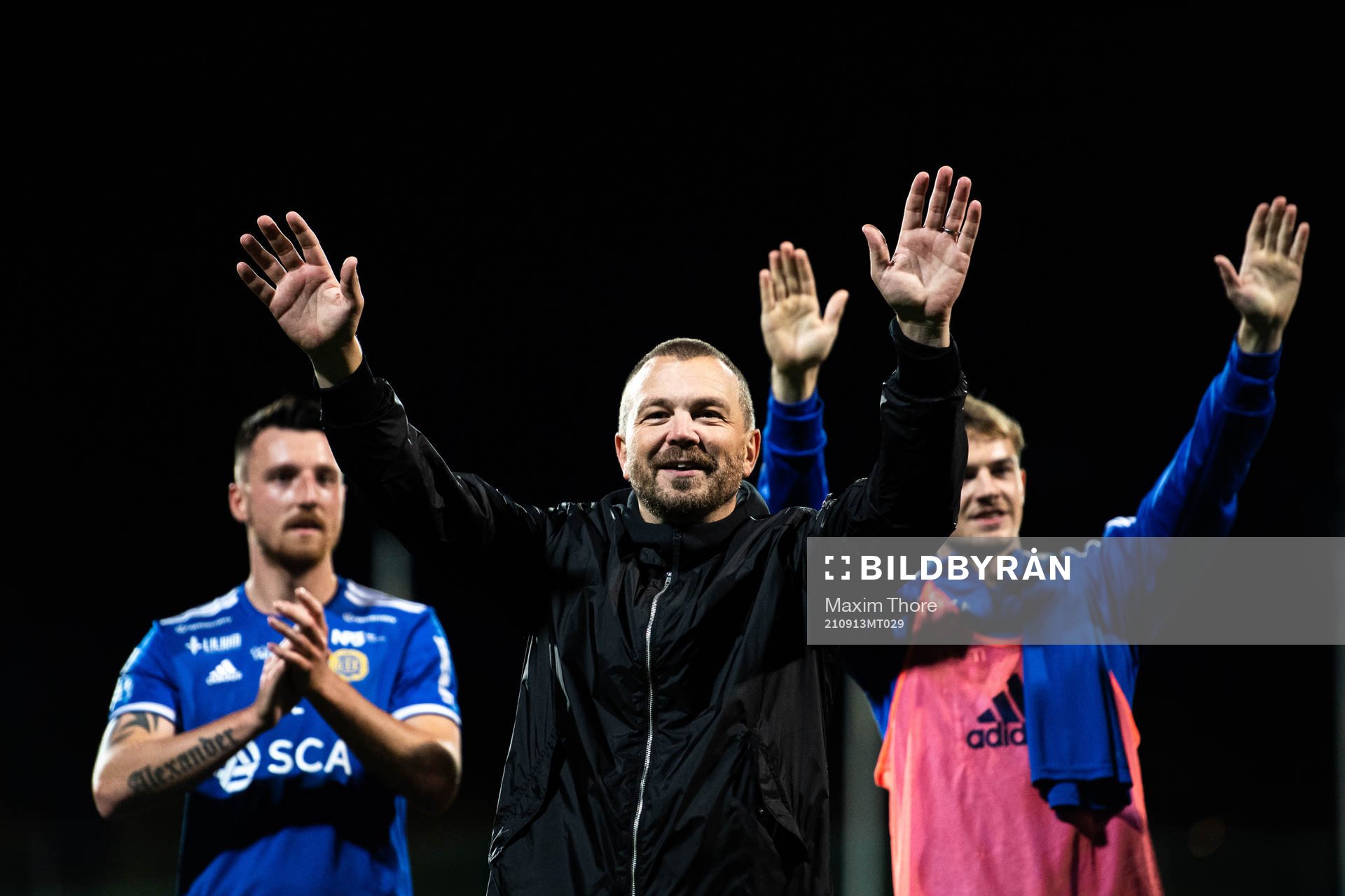 Sundsvalls tränare Henrik Åhnstrand jublar efter fotbollsmatchen i Superettan mellan Vasalund och GIF Sundsvall den 13 september 2021 i Stockholm.