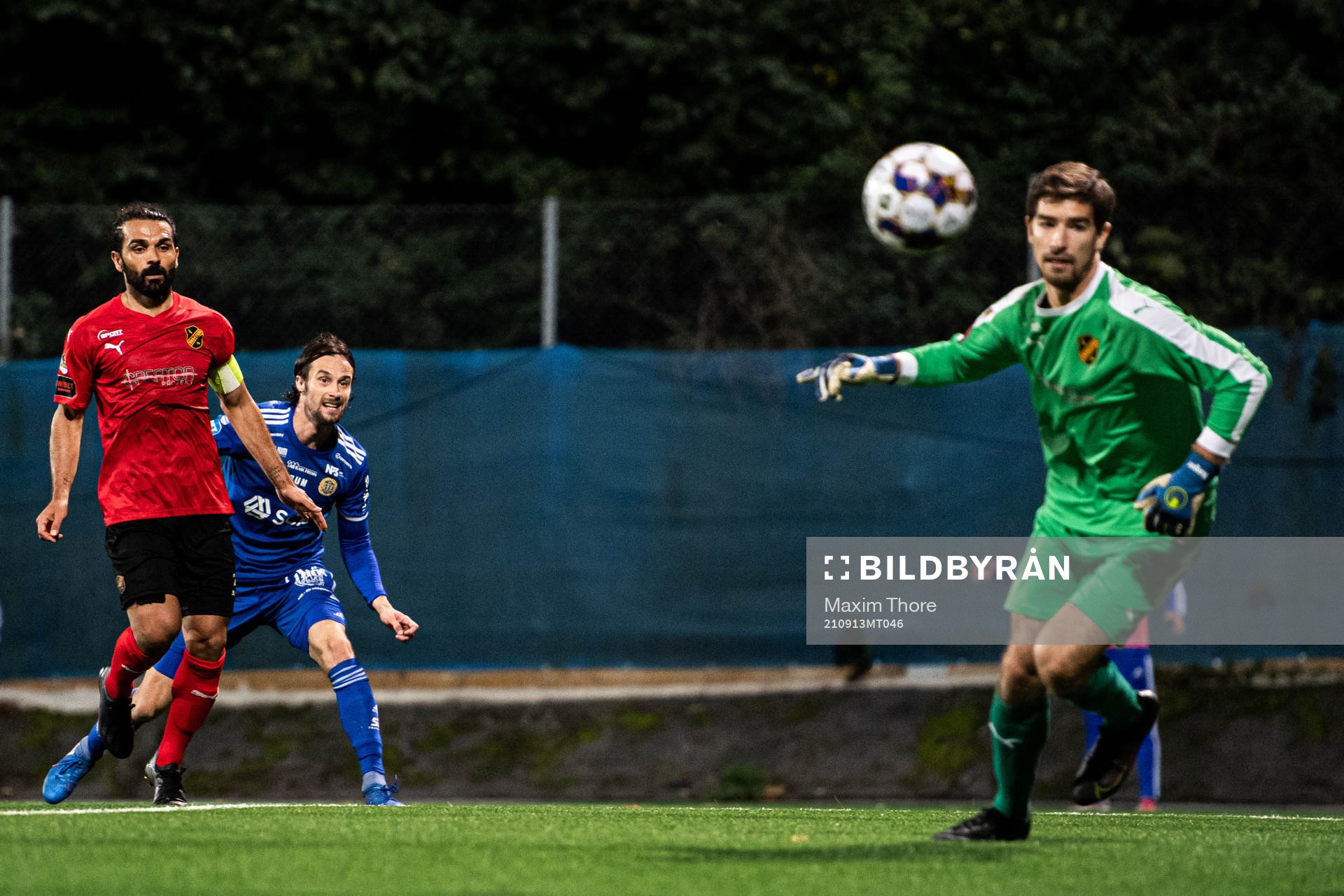 Vasalunds Peshraw Azizi och målvakt Filip Anger mot Sundsvalls Linus Hallenius under fotbollsmatchen i Superettan mellan Vasalund och GIF Sundsvall den 13 september 2021 i Stockholm.