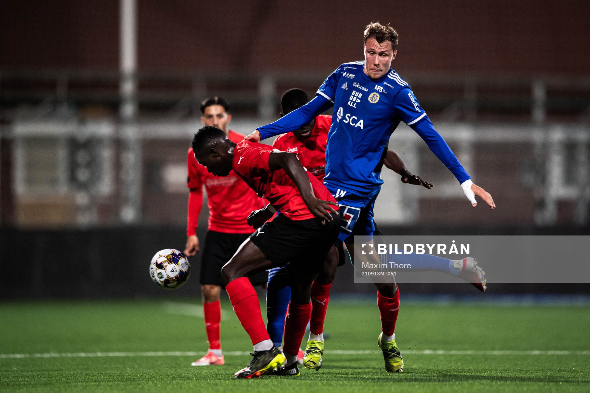 Vasalunds Anthony Wambani och Ibrahim Doumbia mot