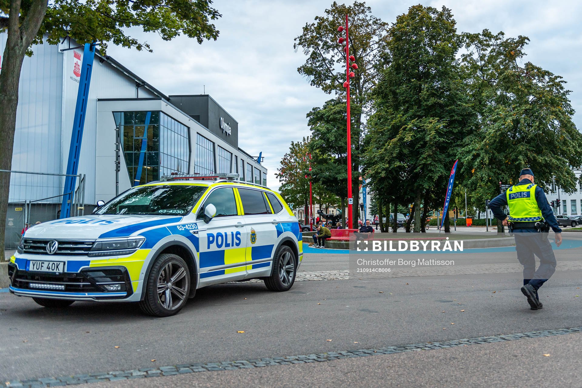Polisbil och polisman utanför Olympia