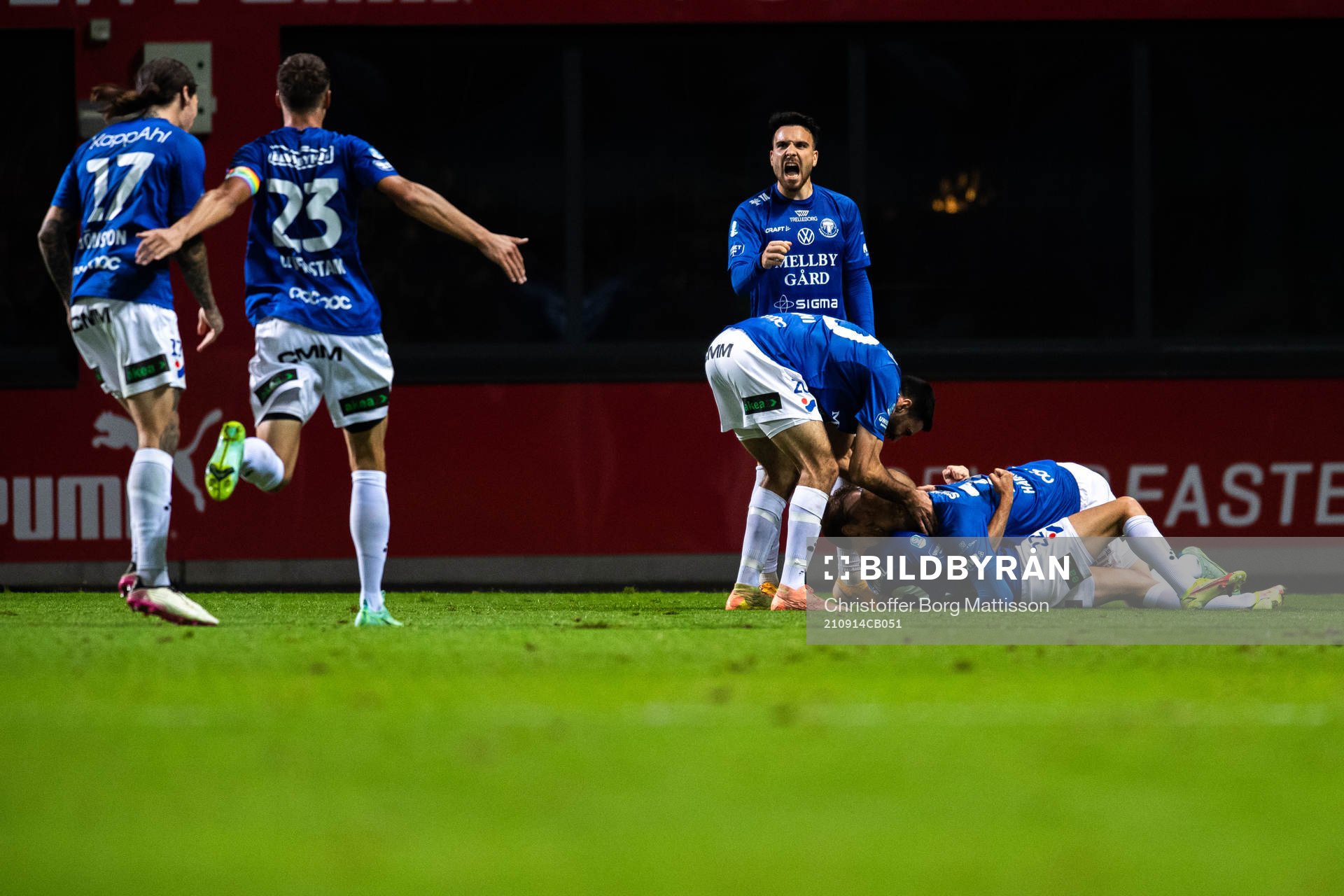 Trelleborgs Mattias Håkansson jublar med lagkamrater