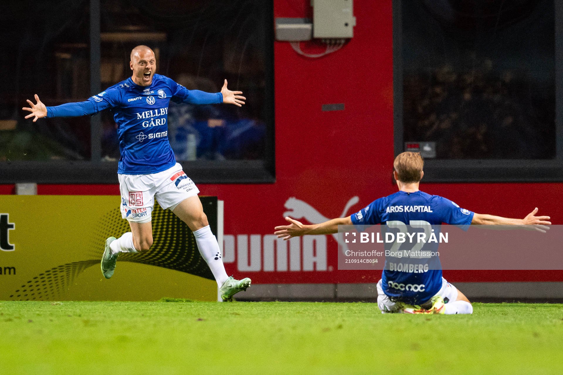Trelleborgs Mattias Håkansson och Johan Blomberg jublar efter 1-1 under fotbollsmatchen i Superettan mellan Helsingborg och Trelleborg den 14 september 2021 i Helsingborg. 