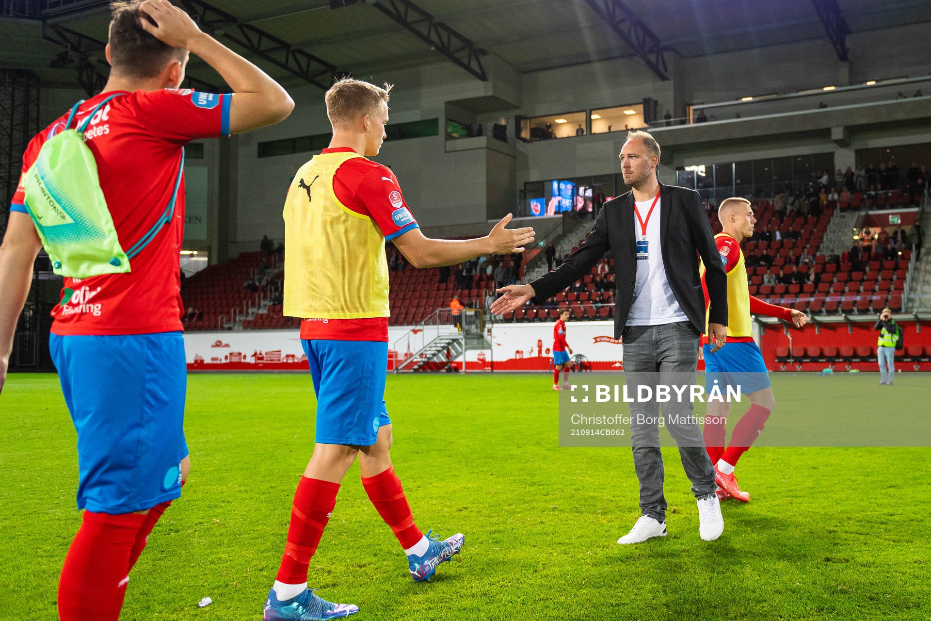 Helsingborgs sportchef Andreas Granqvist tackas av
