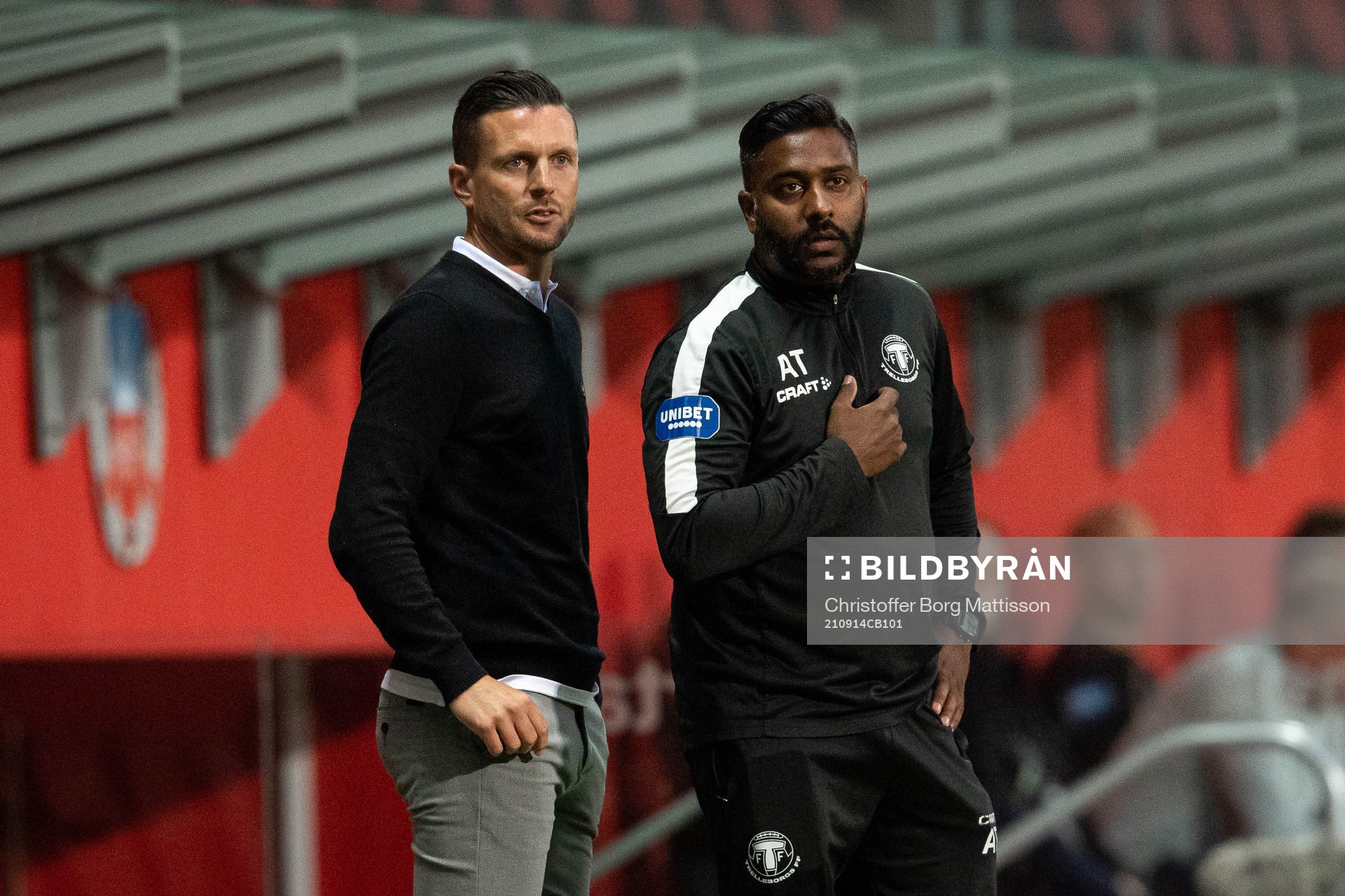 Trelleborgs tränare Kristian Haynes och assisterande tränare Alexander Tengryd under fotbollsmatchen i Superettan mellan Helsingborg och Trelleborg den 14 september 2021 i Helsingborg.