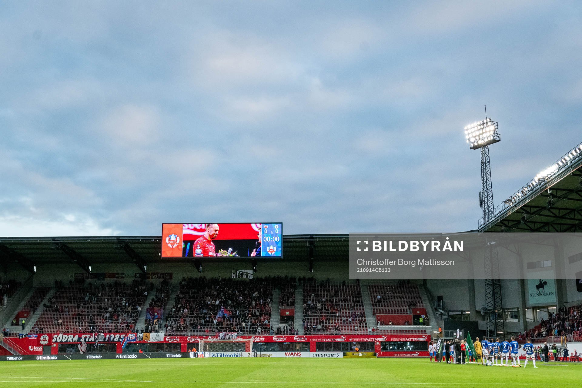 Helsingborgs sportchef Andreas Granqvist (storbildskärmen)