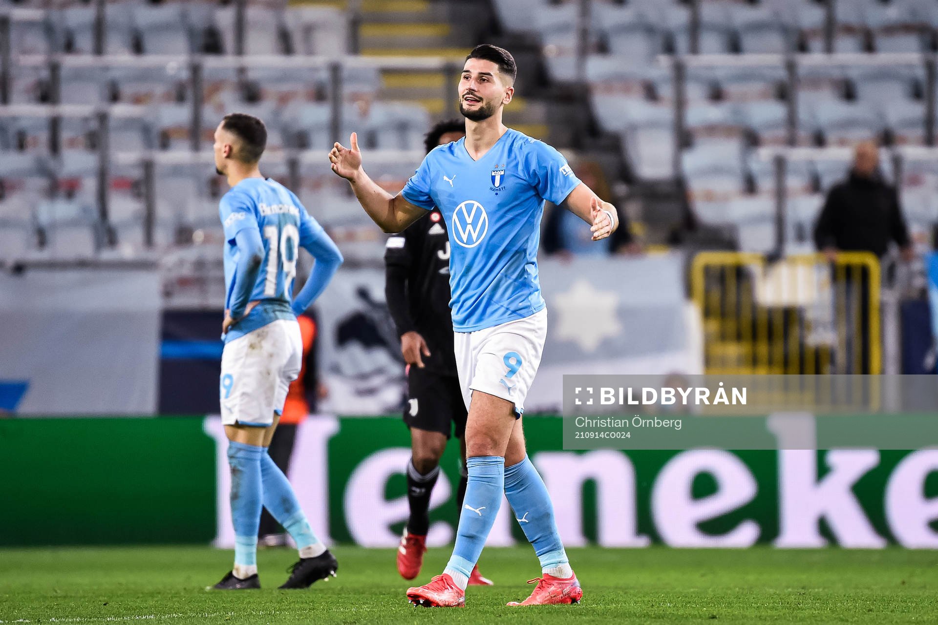 Antonio Colak of Malmö FF looks dejected