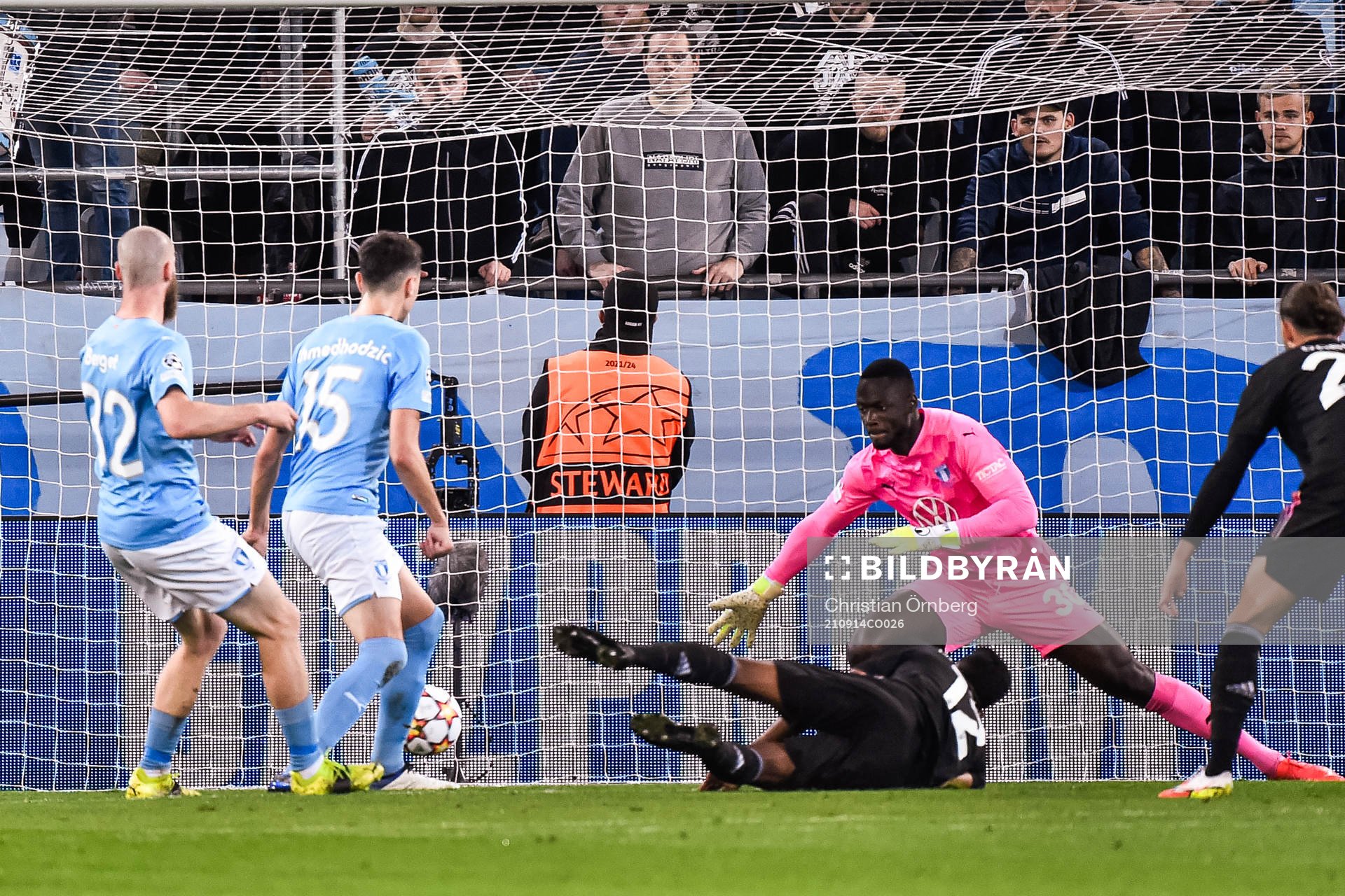 Alex Sandro of Juventus scores the 0-1 goal behind