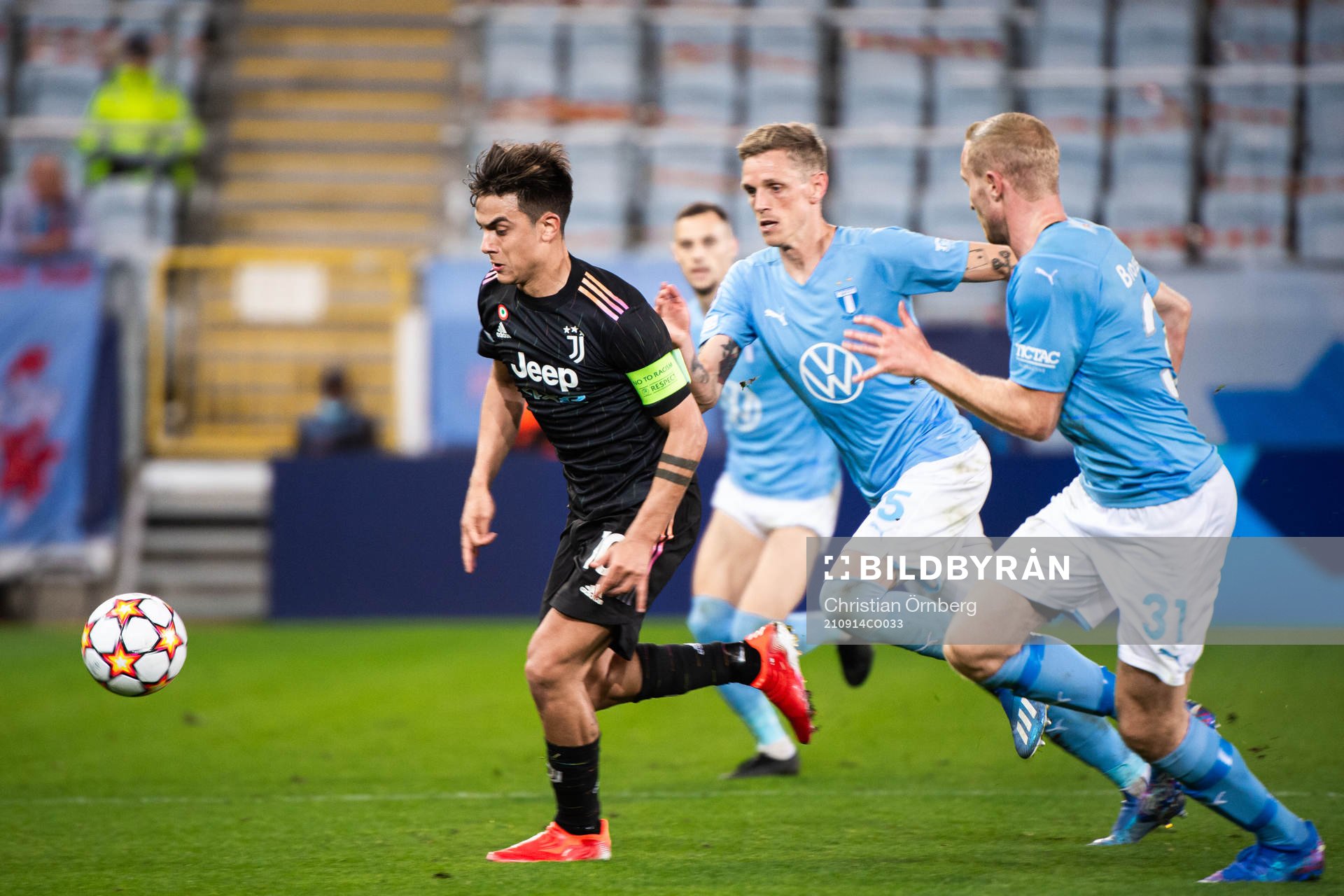 Paulo Dybala of Juventus against Sören Rieks and Franz
