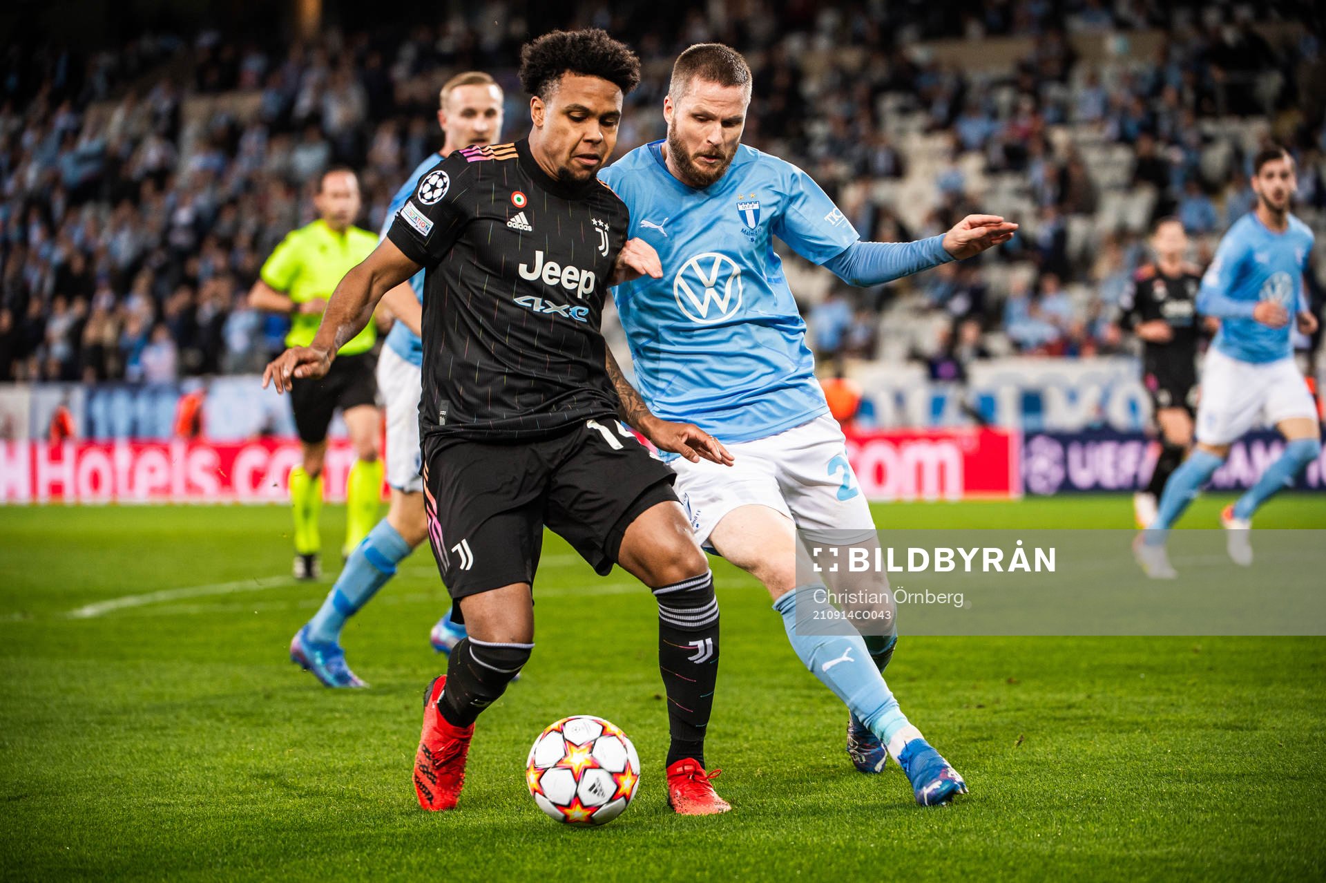 Weston Mckennie of Juventus and Lasse Nielsen of Malmö FF