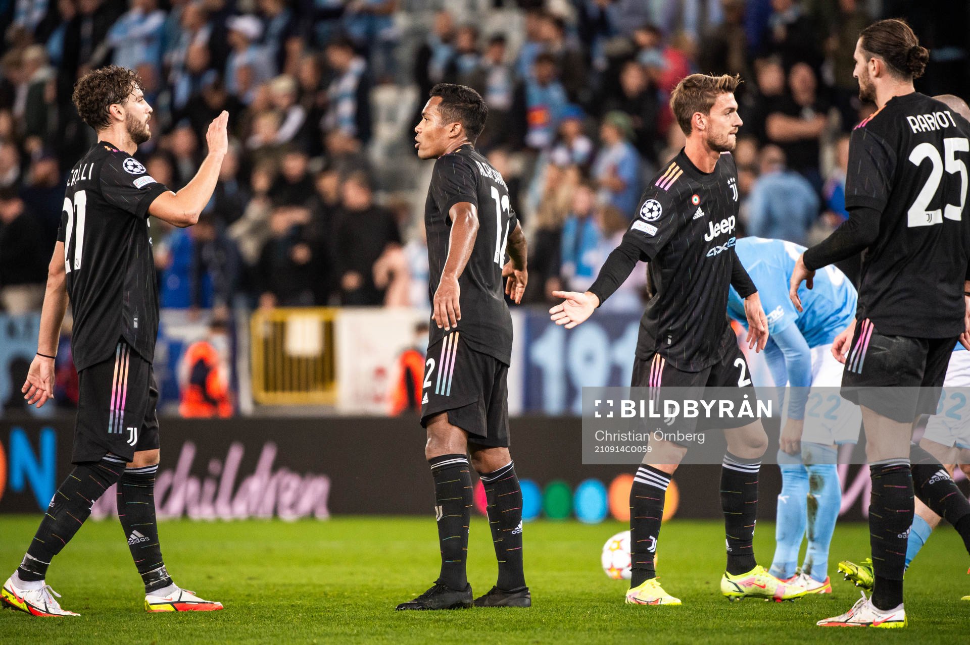 Alex Sandro of Juventus celebrate with teammates