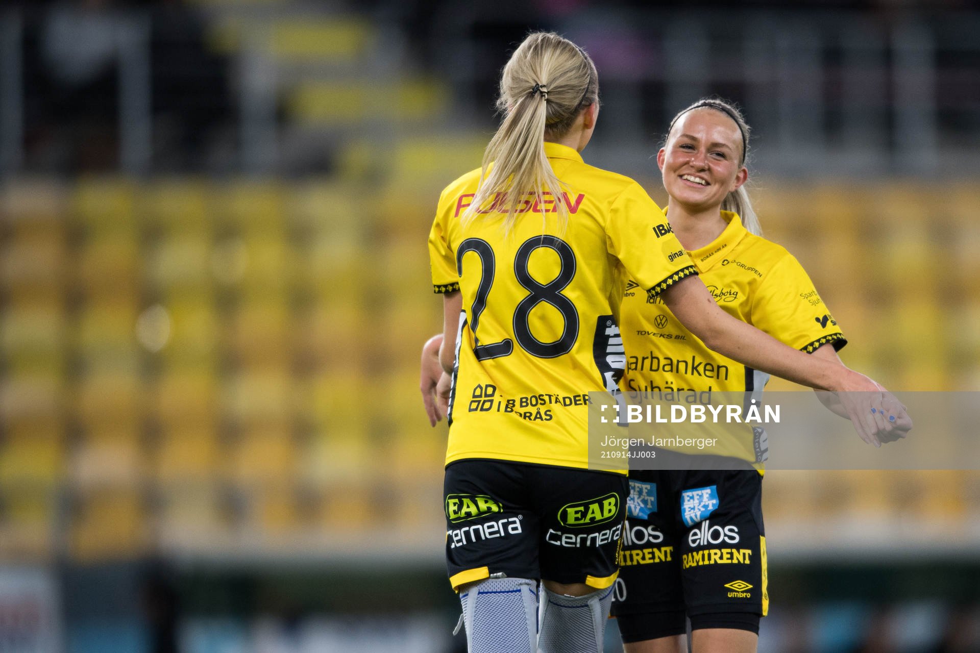 Elfsborgs Maja Wrångemyr gör 1-0 och jublar med Matilda Ståhlbom Karlsson under fotbollsmatchen i division 3 västra dam mellan Elfsborg och Skoftebyn den 14 september 2021 i Borås.