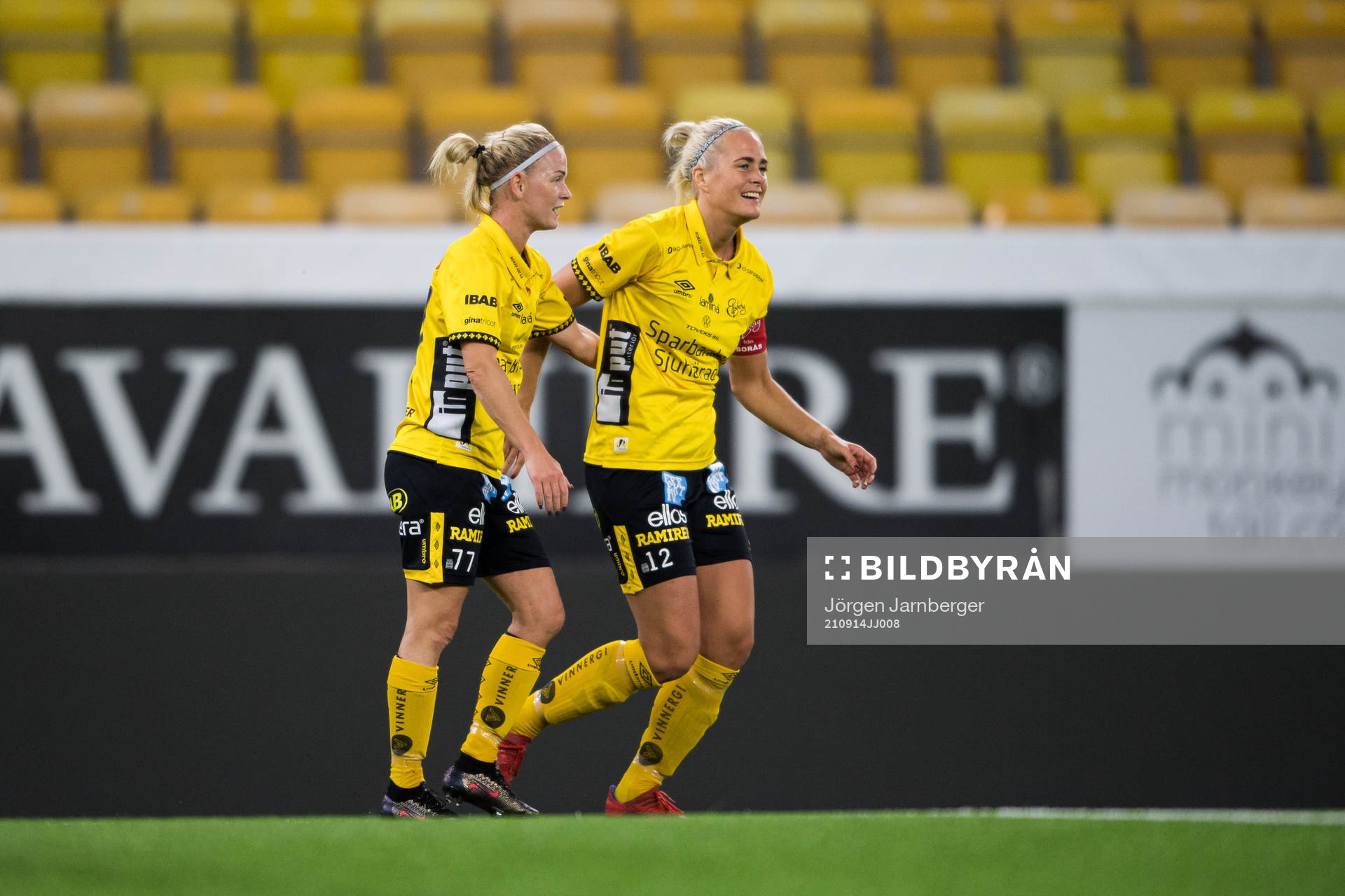 Elfsborgs Sara Jardving jublar med Ellen Larsson