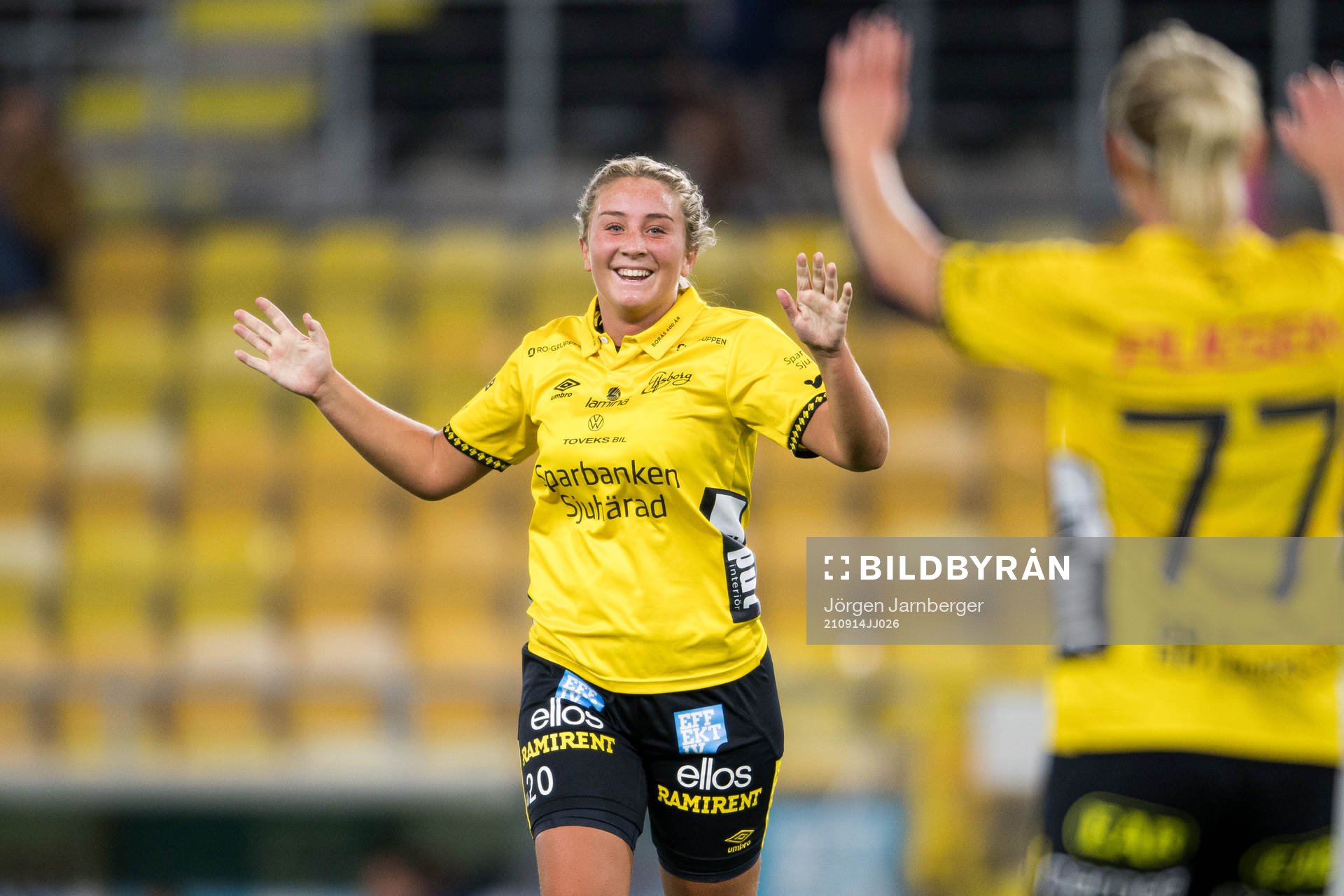 Elfsborgs Ebba Johansson jublar då Sara Jardving (rygg mot