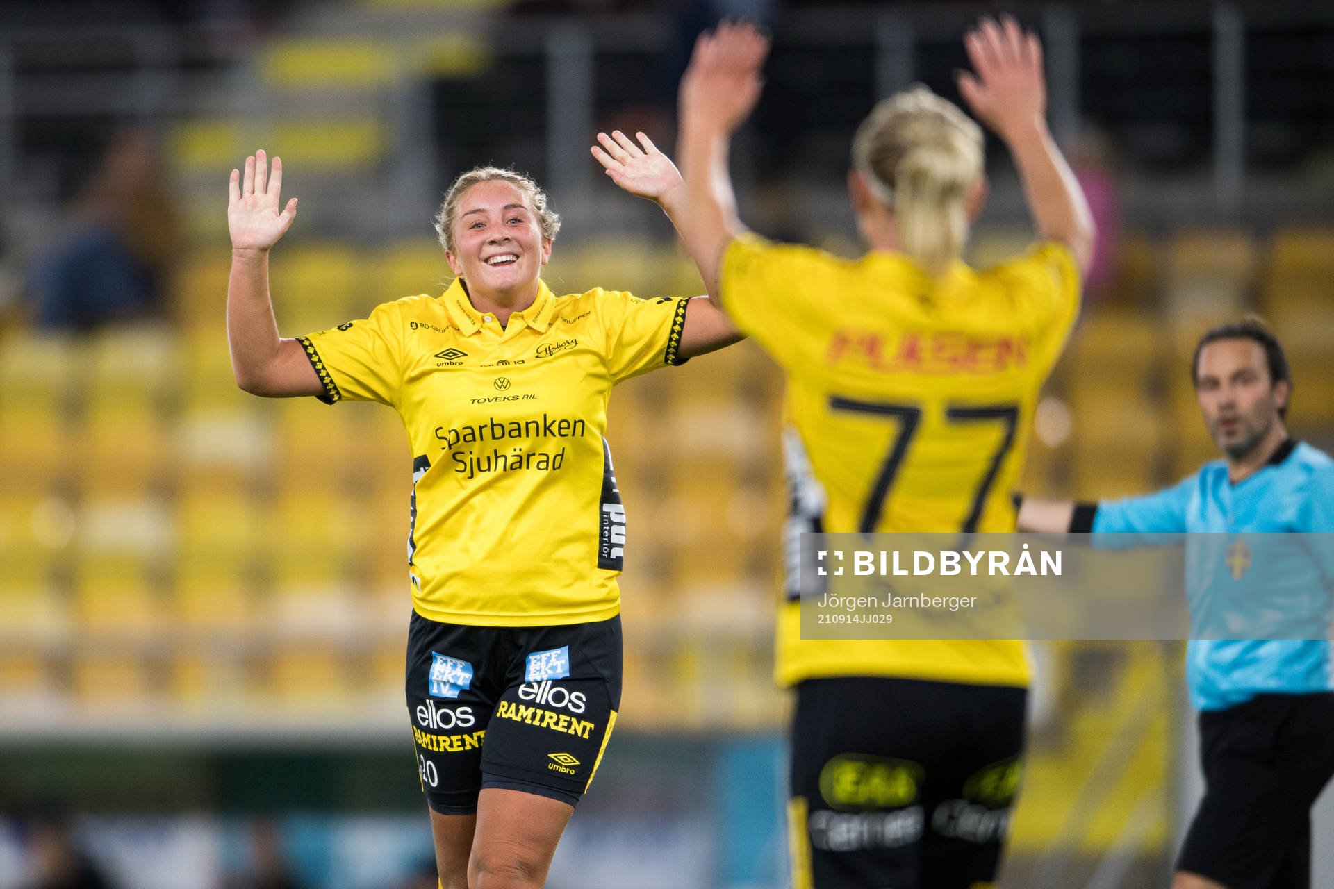 Elfsborgs Ebba Johansson jublar då Sara Jardving (rygg mot