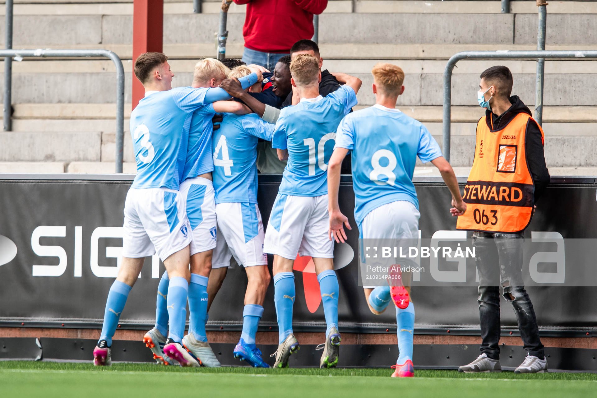Melker Widell of Malmö FF celebrate the 1-1 goal