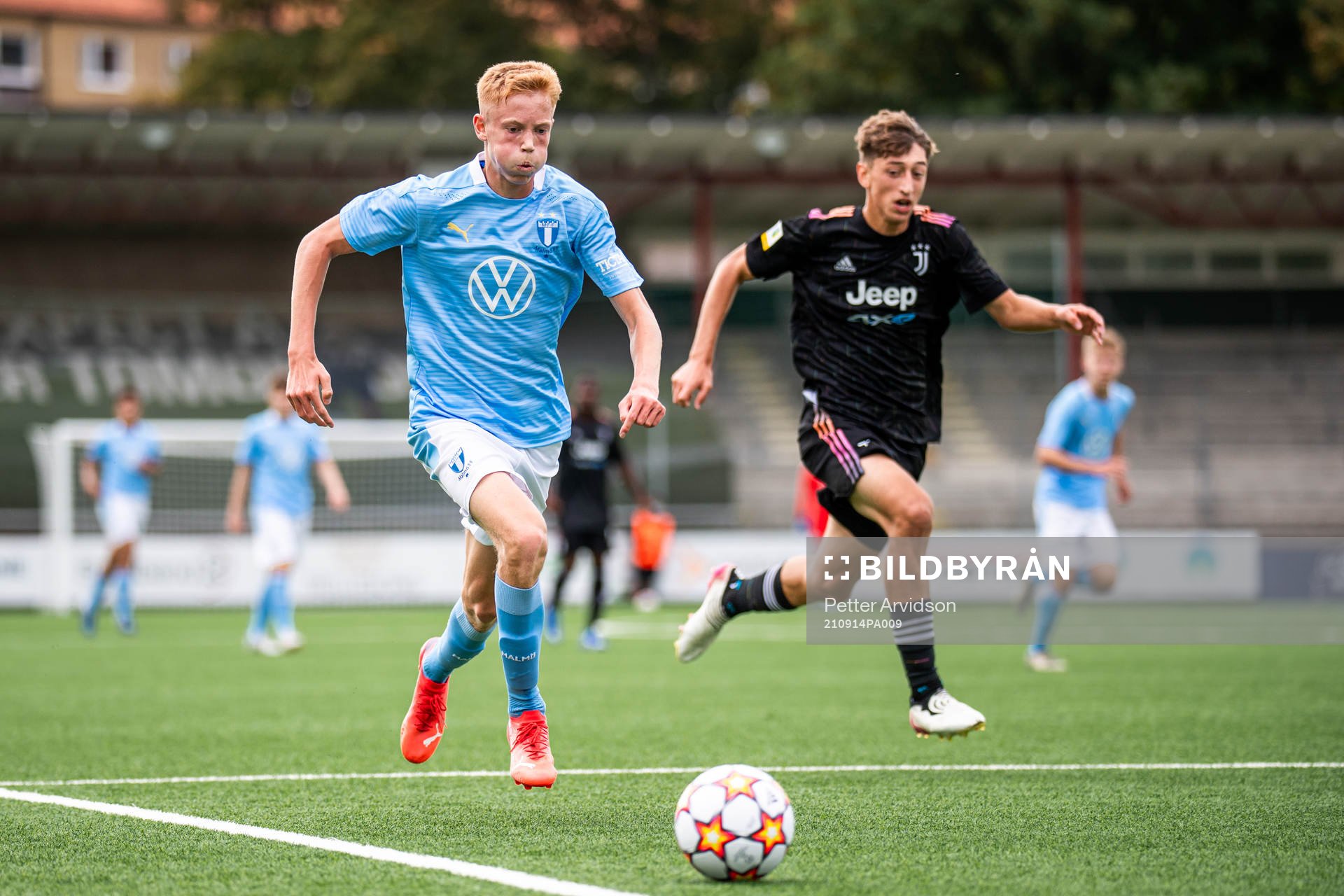 Hugo Larsson of Malmö FF and Jonas Jakob Rouhi of Juventus during the UEFA Youth League match between Malmö FF and Juventus on September 14, 2021 in Malmö.