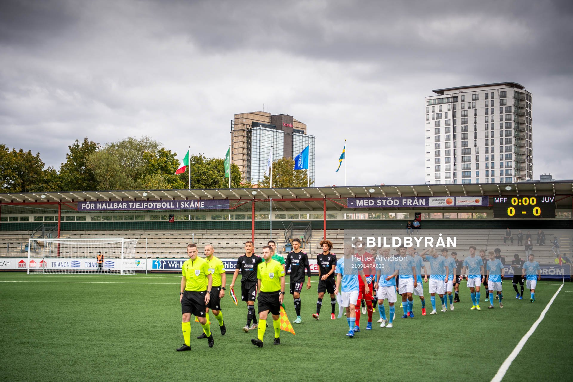 The players enters the pitch