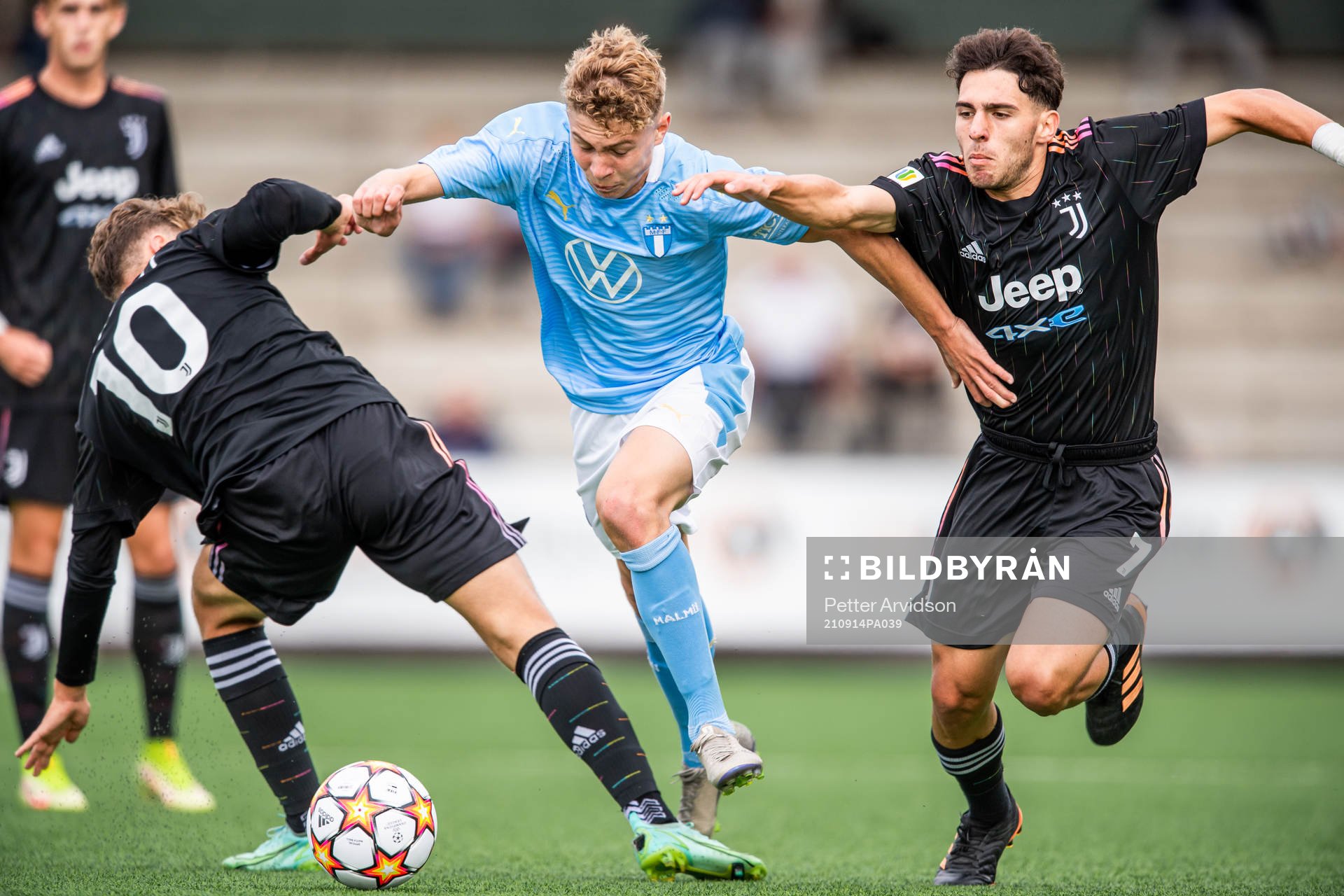 Hugo Bolin of Malmö FF and Luis Hasa of Juventus