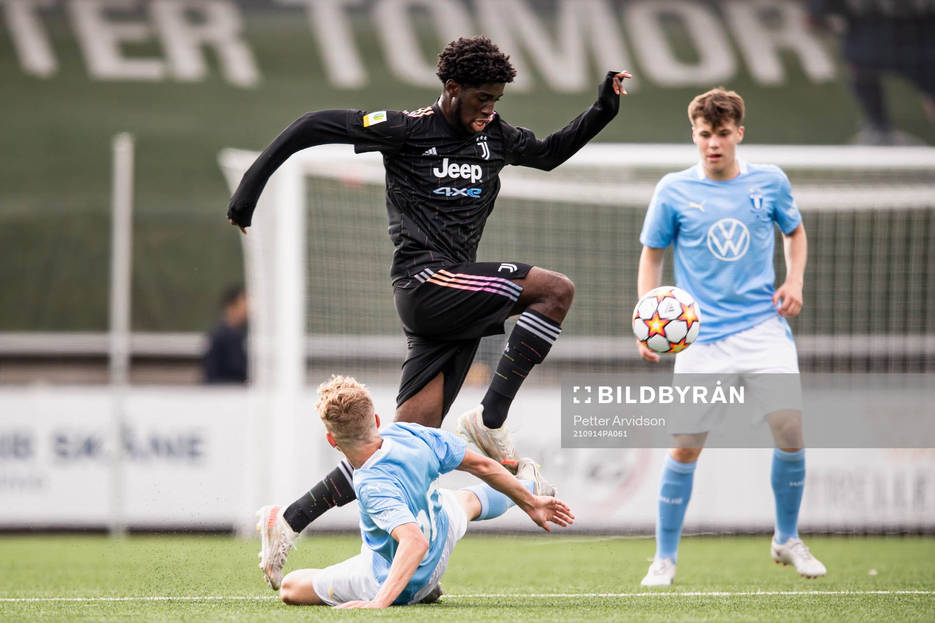 Hugo Bolin of Malmö FF and Samuel Iling-Junior of Juventus