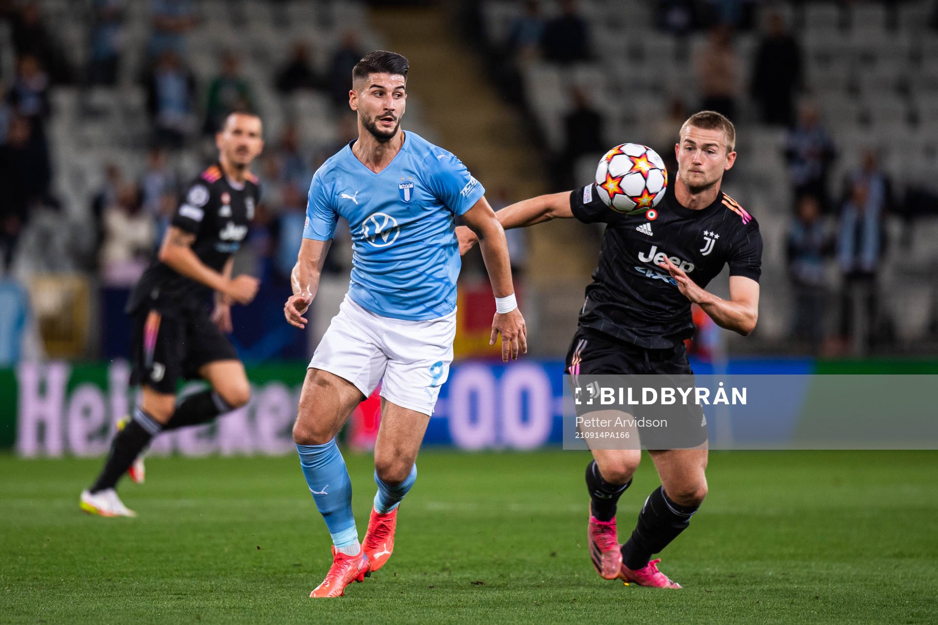 Antonio Colak of Malmö FF and Matthijs De Ligt of Juventus