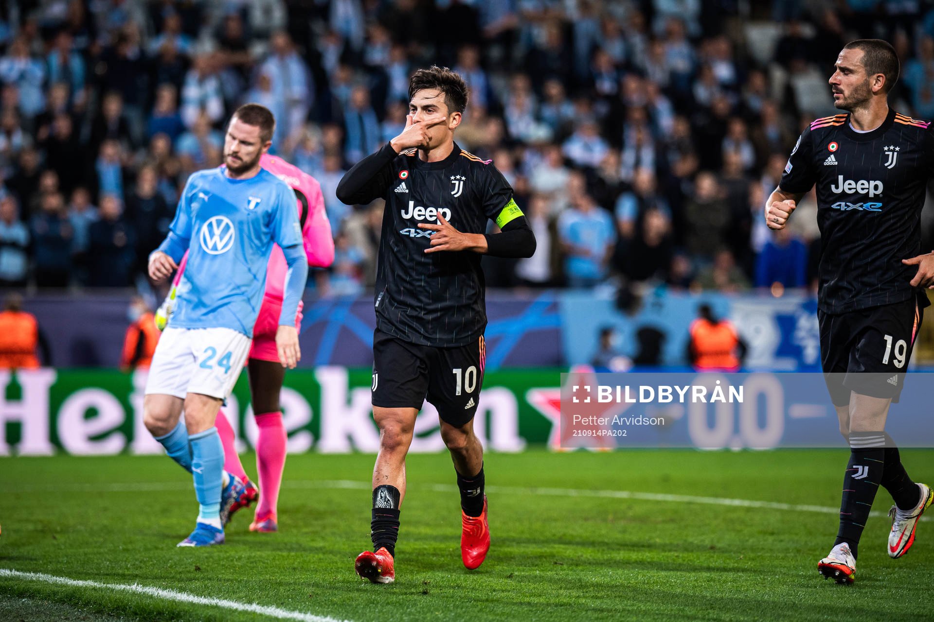 Paulo Dybala of Juventus celebrates the 0-2 goal
