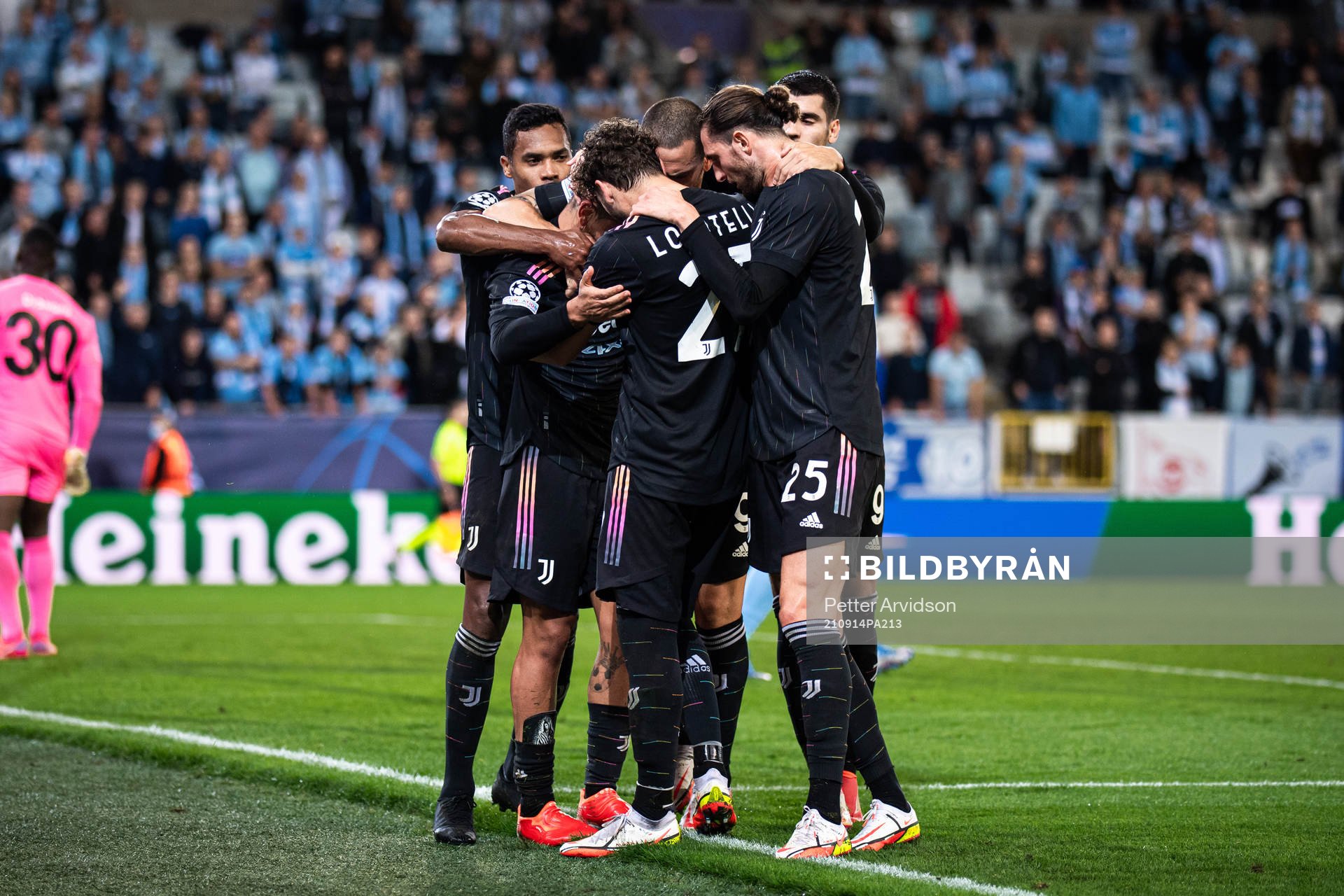 Paulo Dybala of Juventus celebrate with teammates
