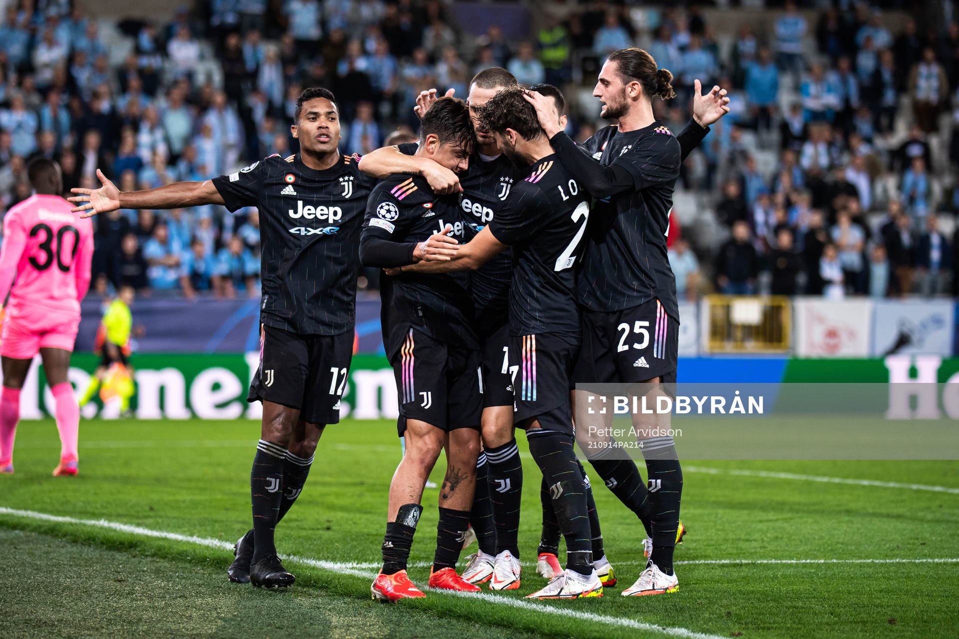 Paulo Dybala of Juventus celebrate with teammates