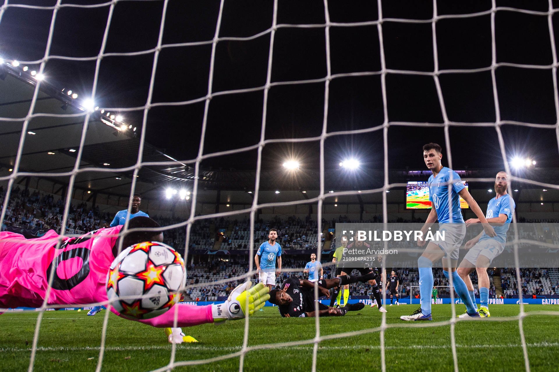 Alex Sandro of Juventus scores 0-1 behind goalkeeper Ismael