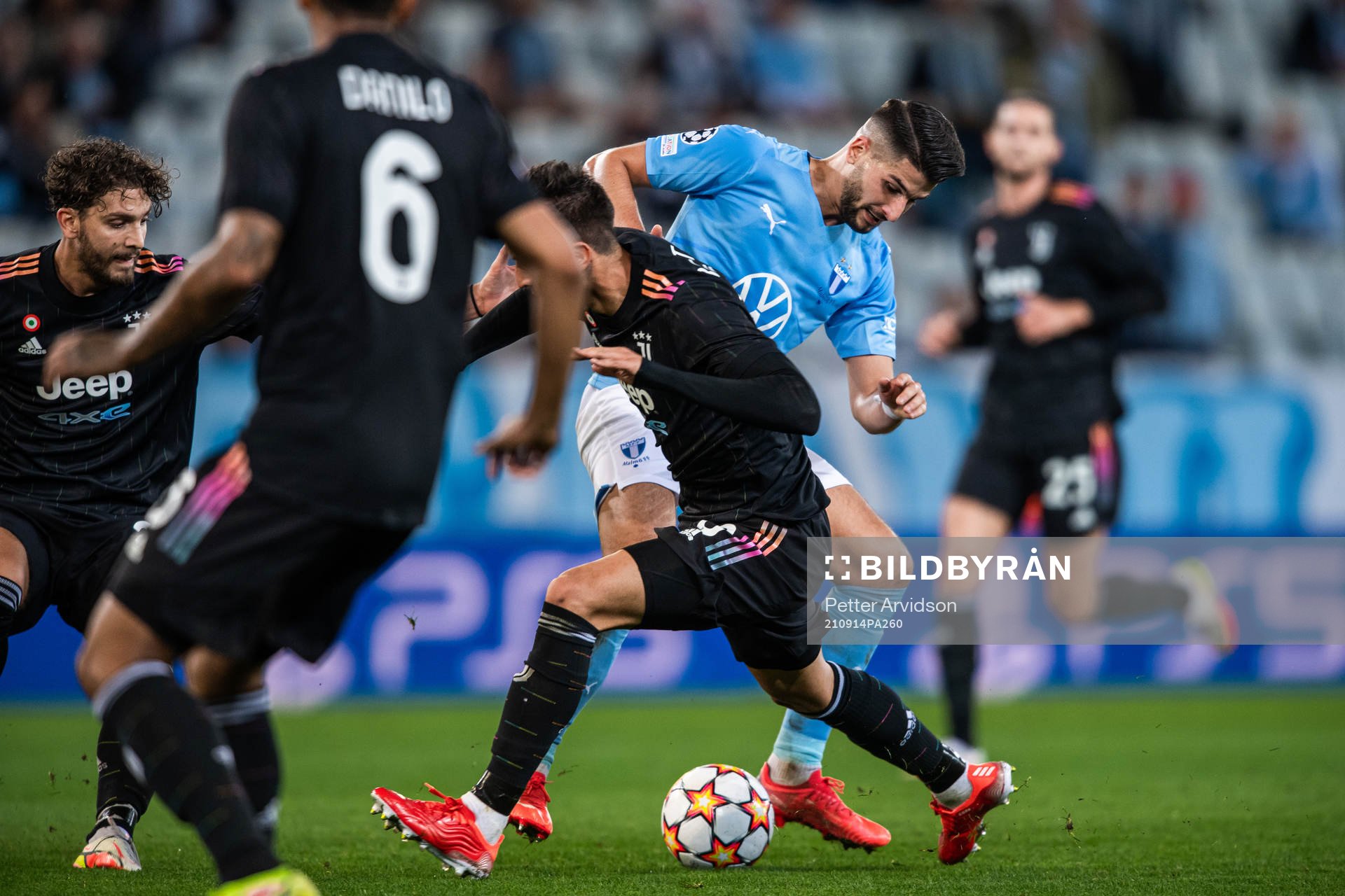 Antonio Colak of Malmö FF and Rodrigo Bentancur of Juventus