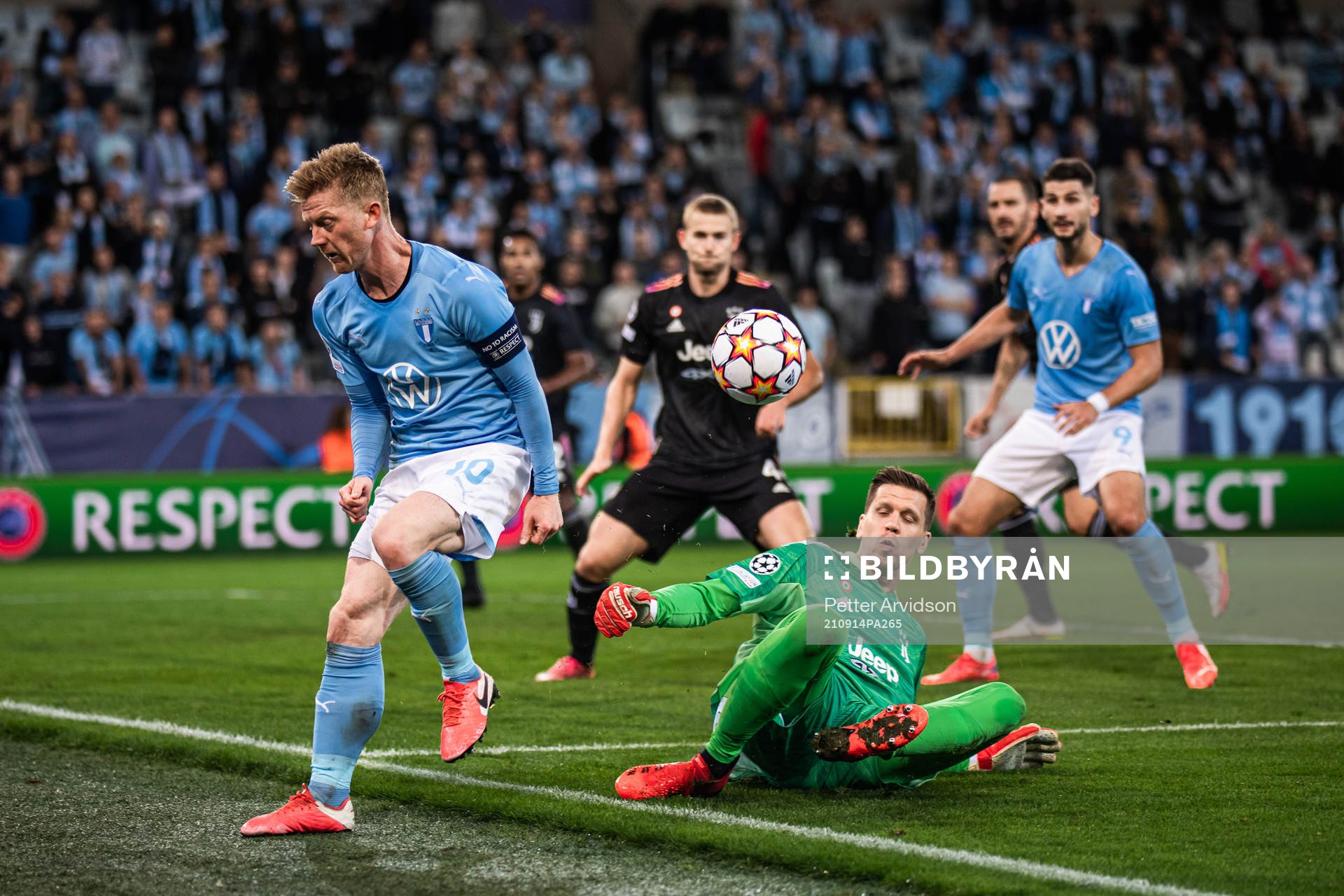 Anders Christiansen of Malmö FF and goalkeeper Wojciech