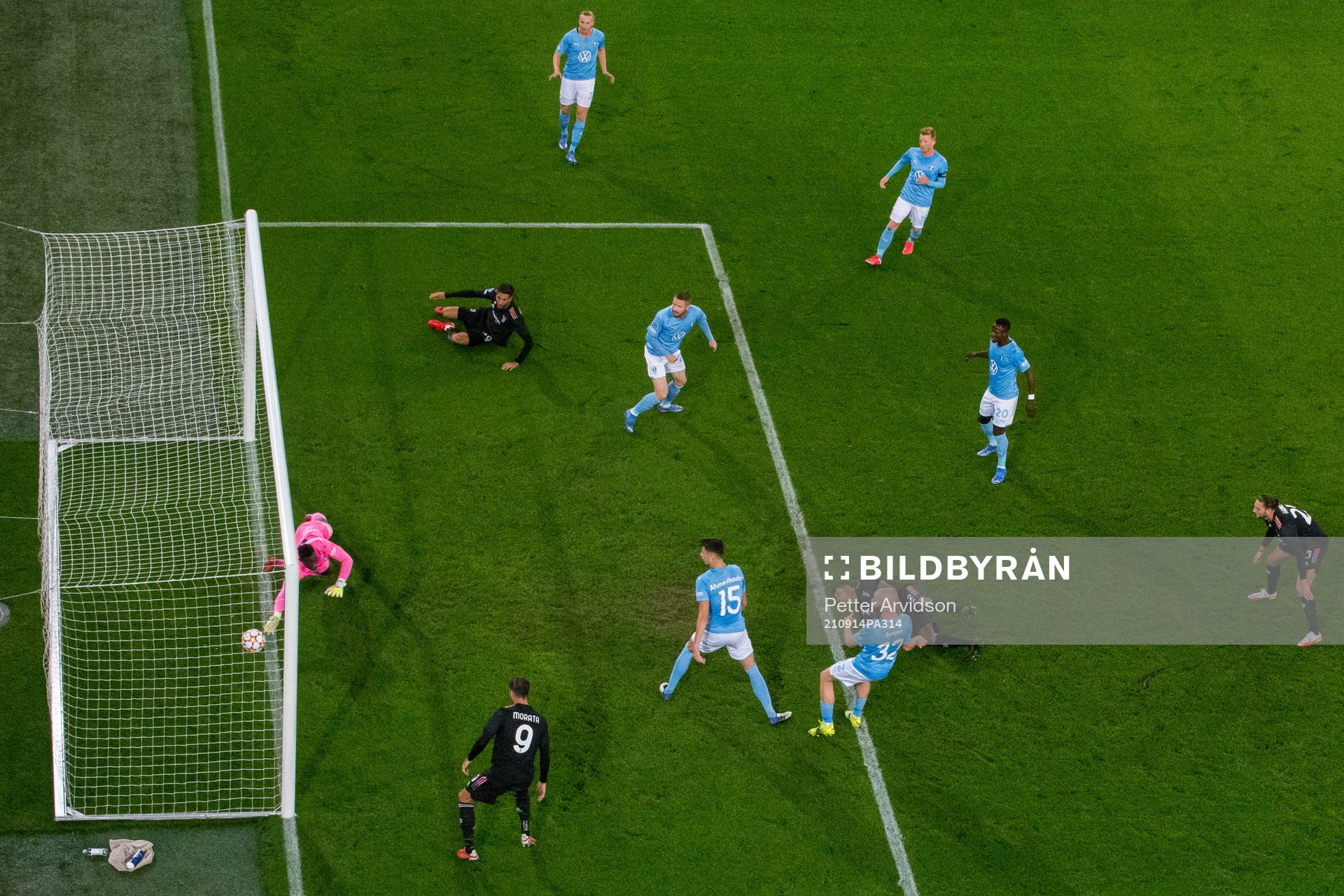 Alex Sandro of Juventus scores the 0-1 goal against