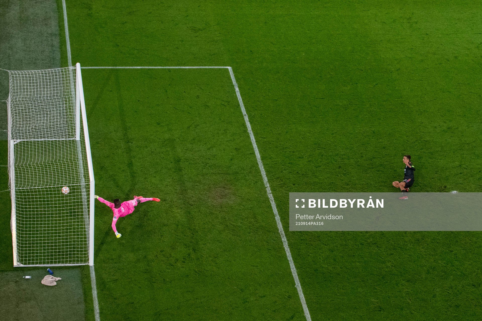 Paulo Dybala of Juventus scores a penalty 0-2 against