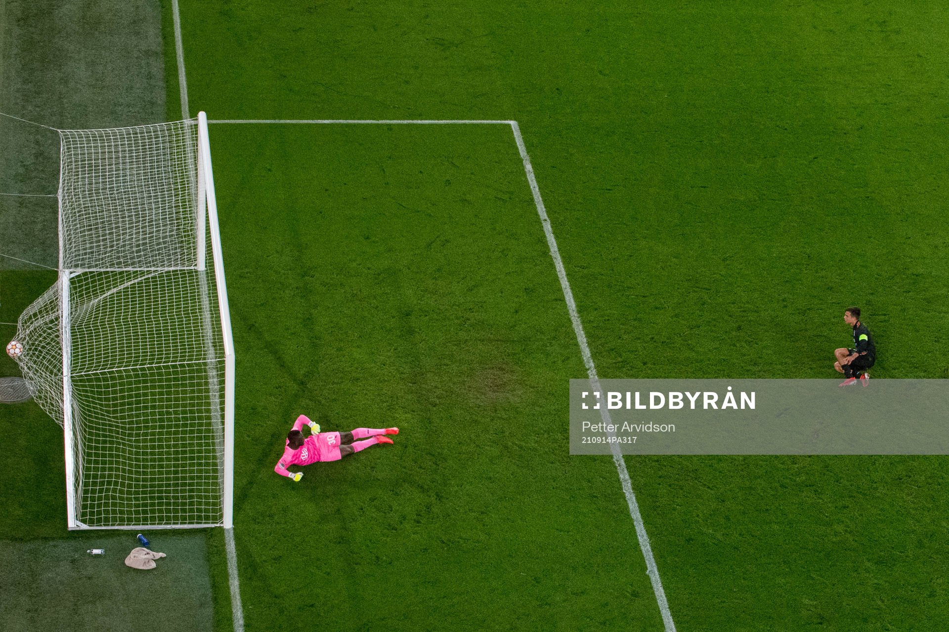 Paulo Dybala of Juventus scores a penalty 0-2 against