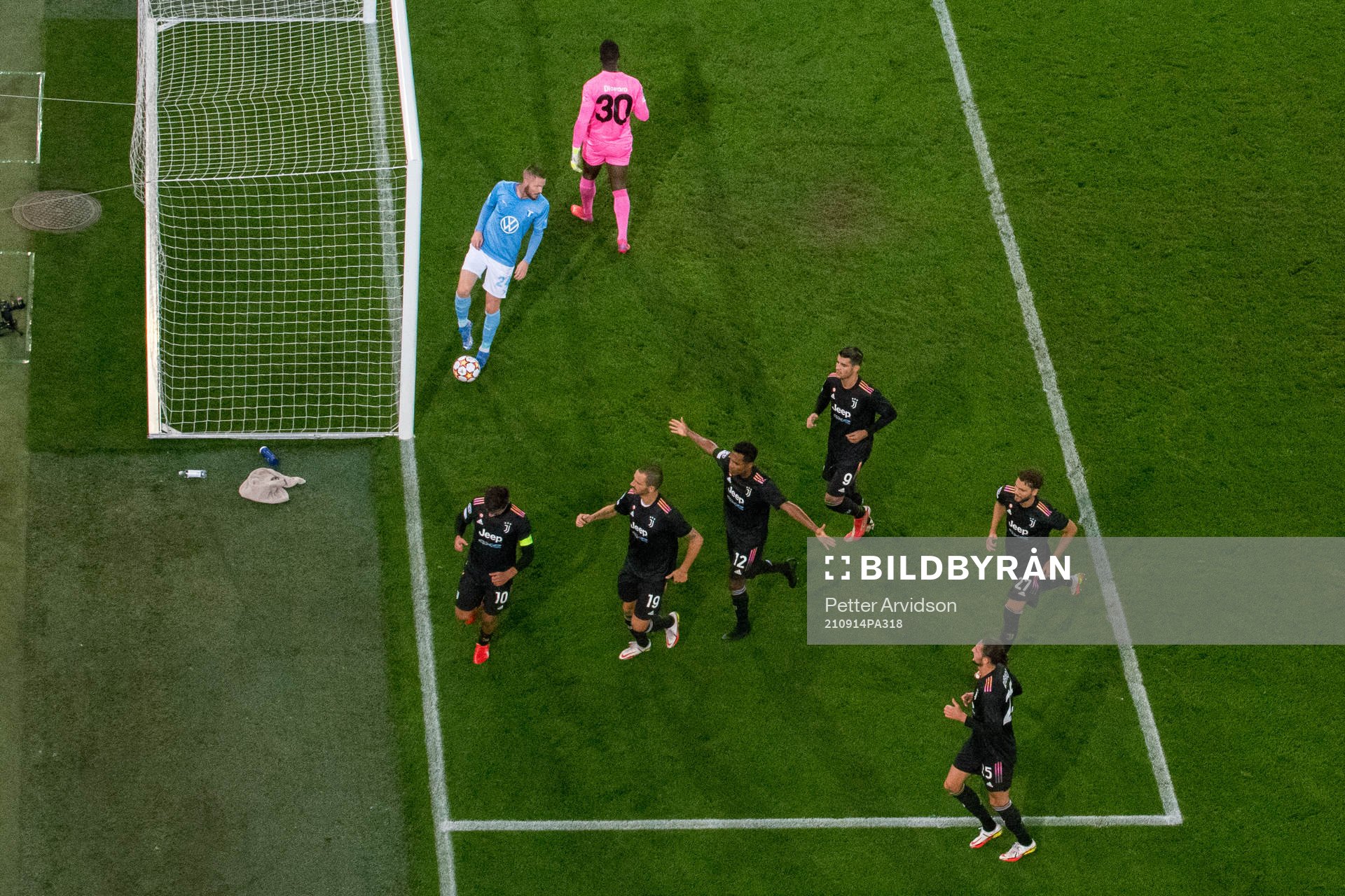 Paulo Dybala of Juventus celebrate with team mates