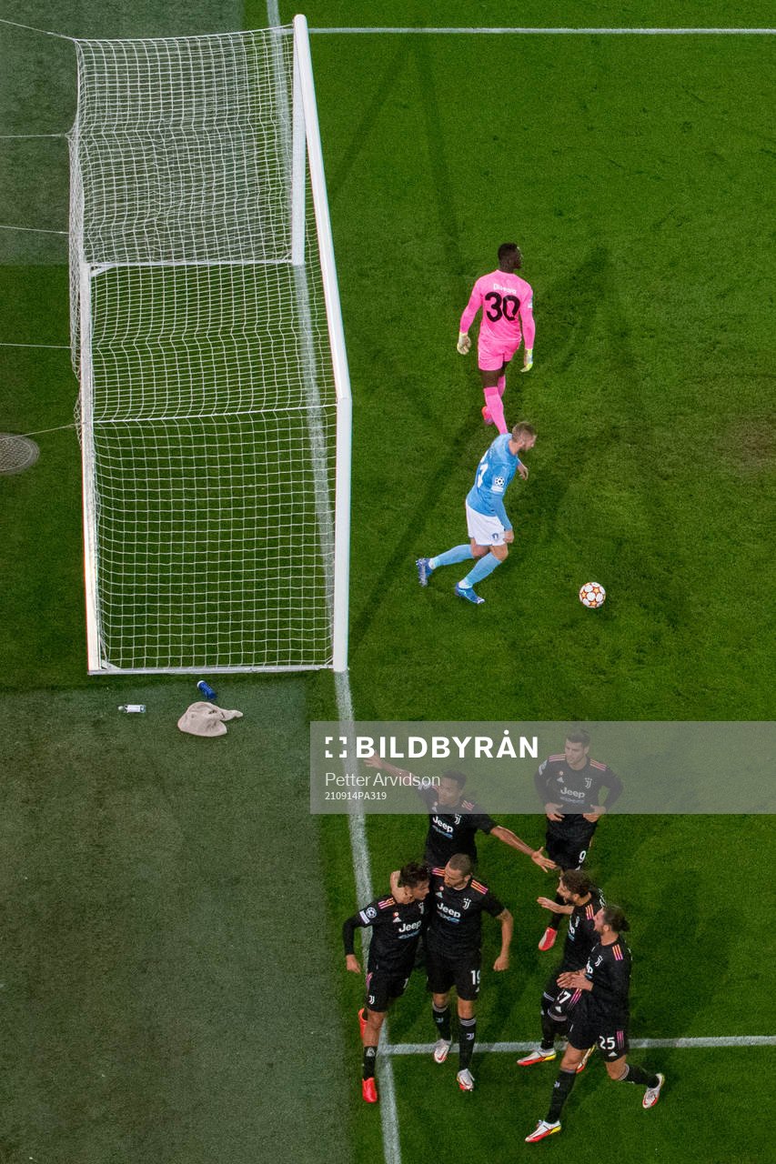 Paulo Dybala of Juventus celebrate with team mates
