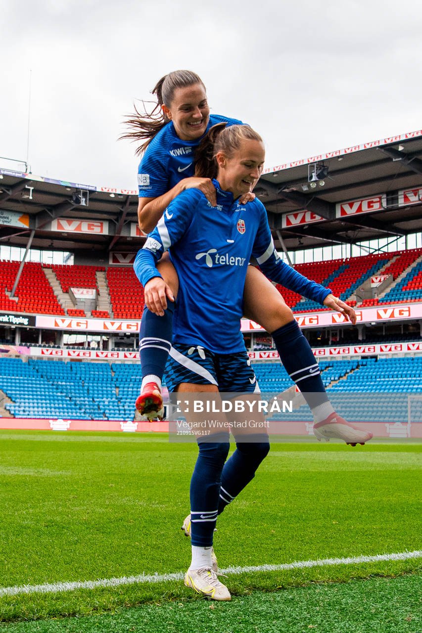Vilde Bøe Risa and Caroline Graham Hansen of the Norwegian women's national football team during a training session on September 15, 2021 in Oslo. 