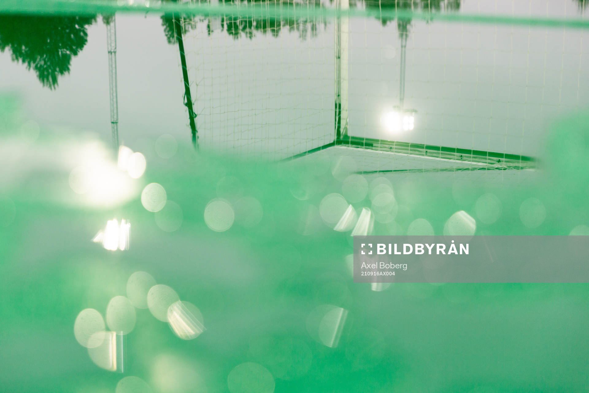 Detaljbild på ett reflekterat fotbollsmål