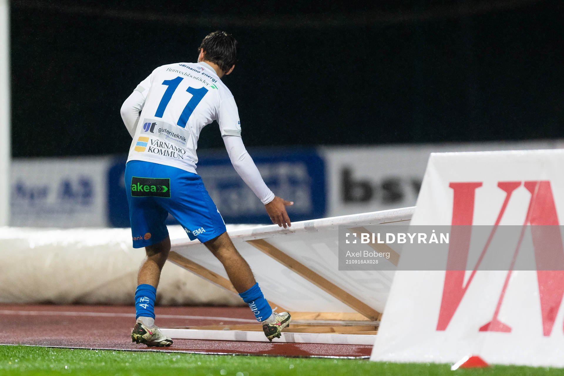 Värnamos Edvin Becirovic välter en skylt