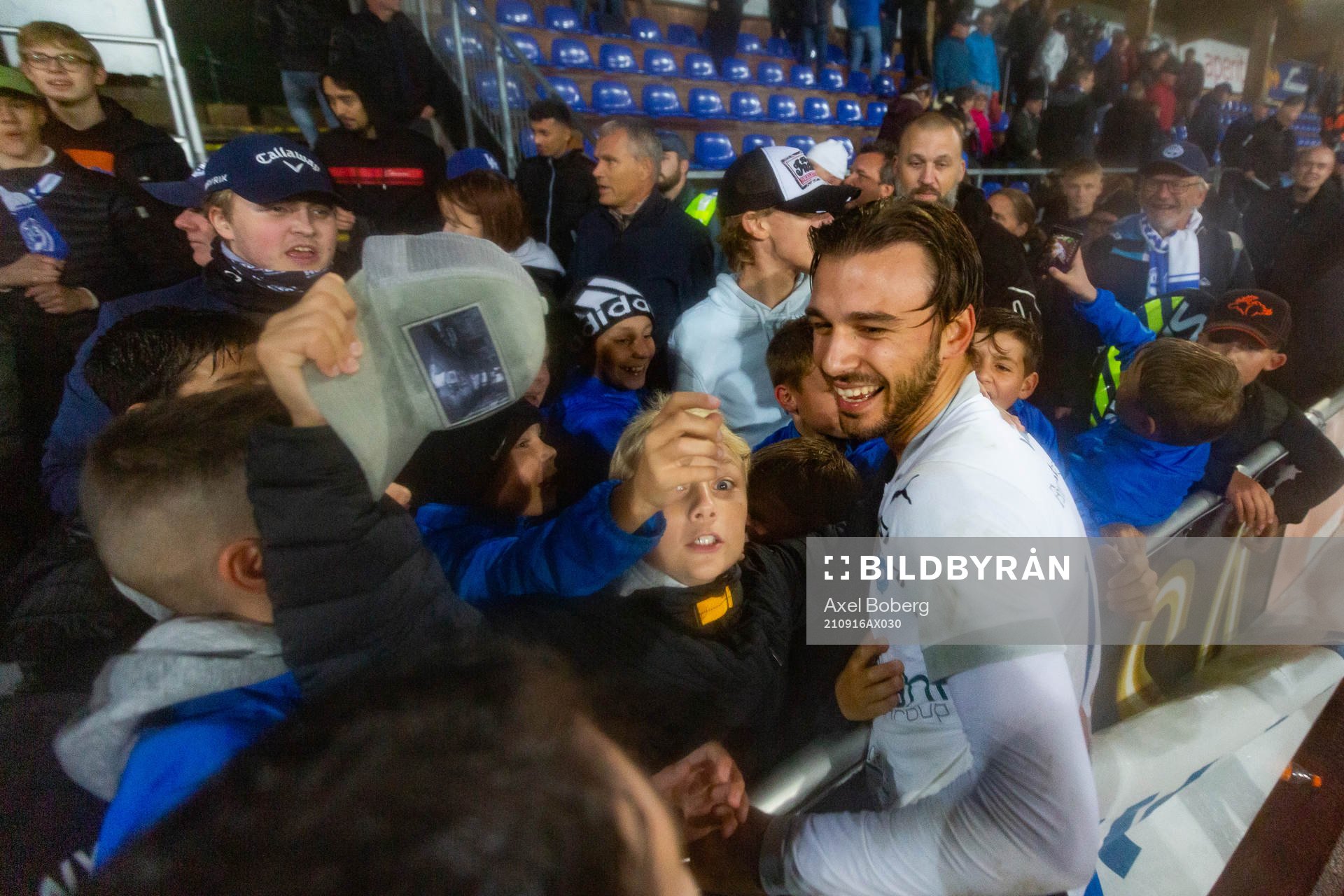 Värnamos Edvin Becirovic kramas om av supportrar