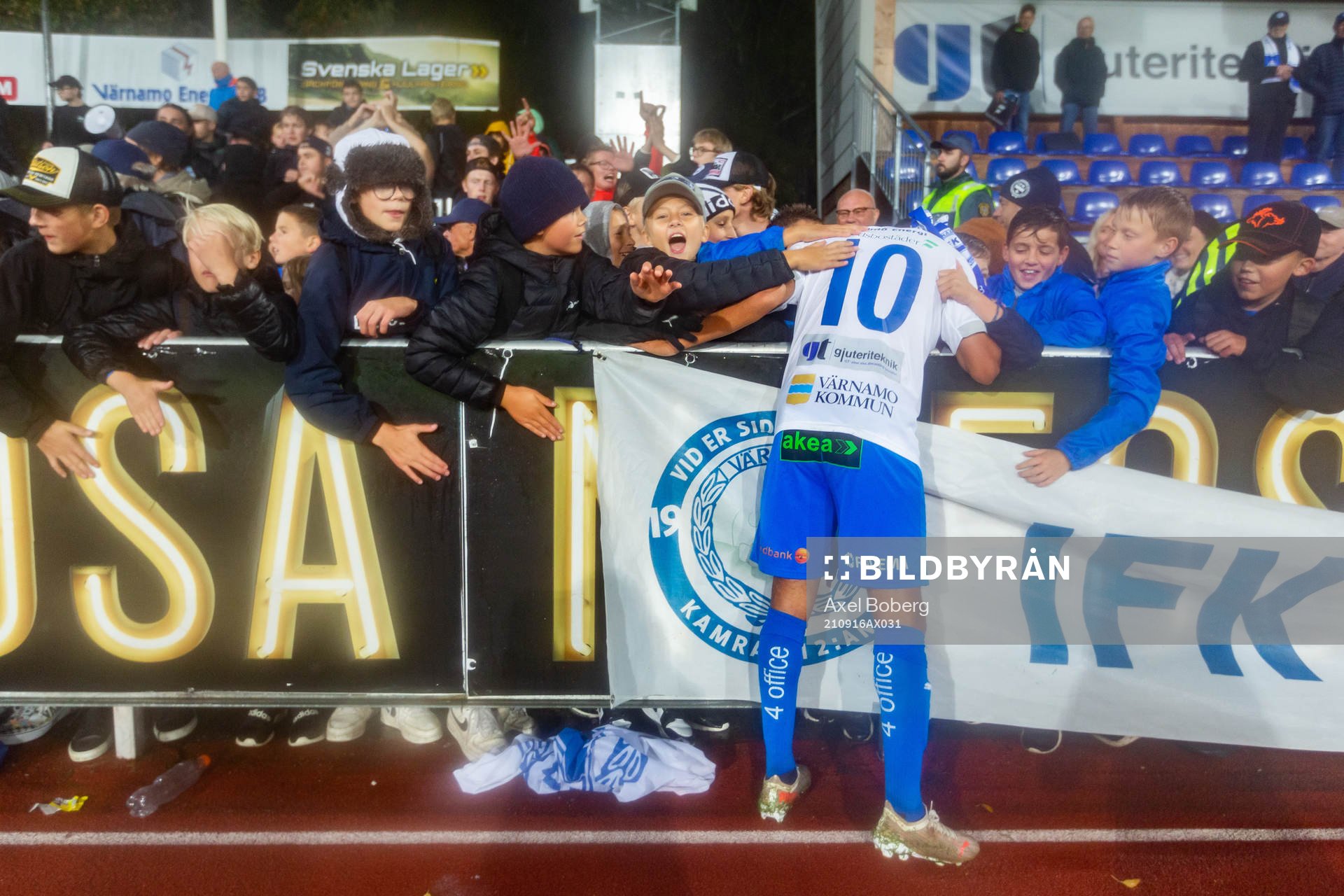 Värnamos Erick Brendon jublar med supportrar