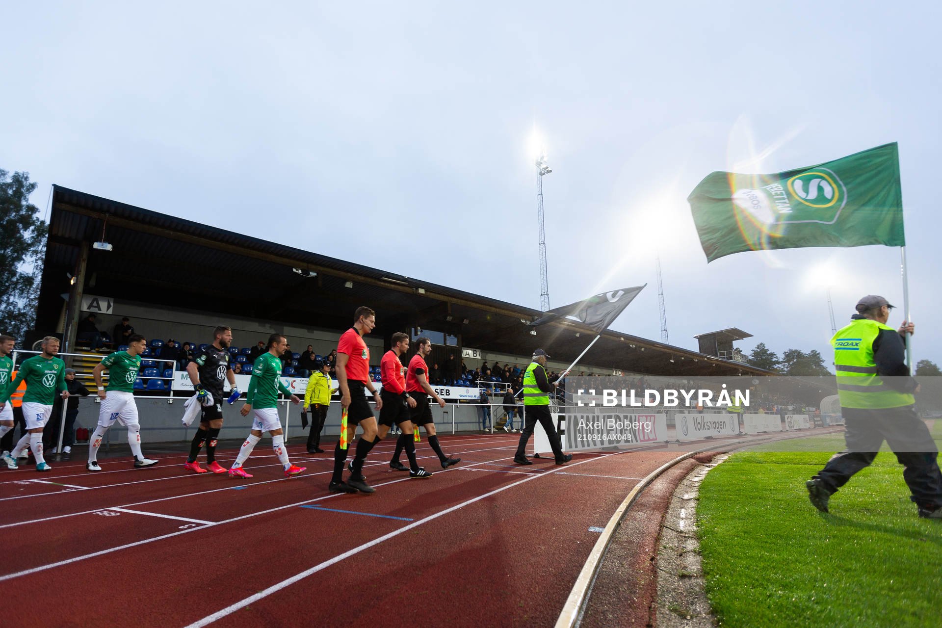 Domare och spelare ur Jönköping går in på planen