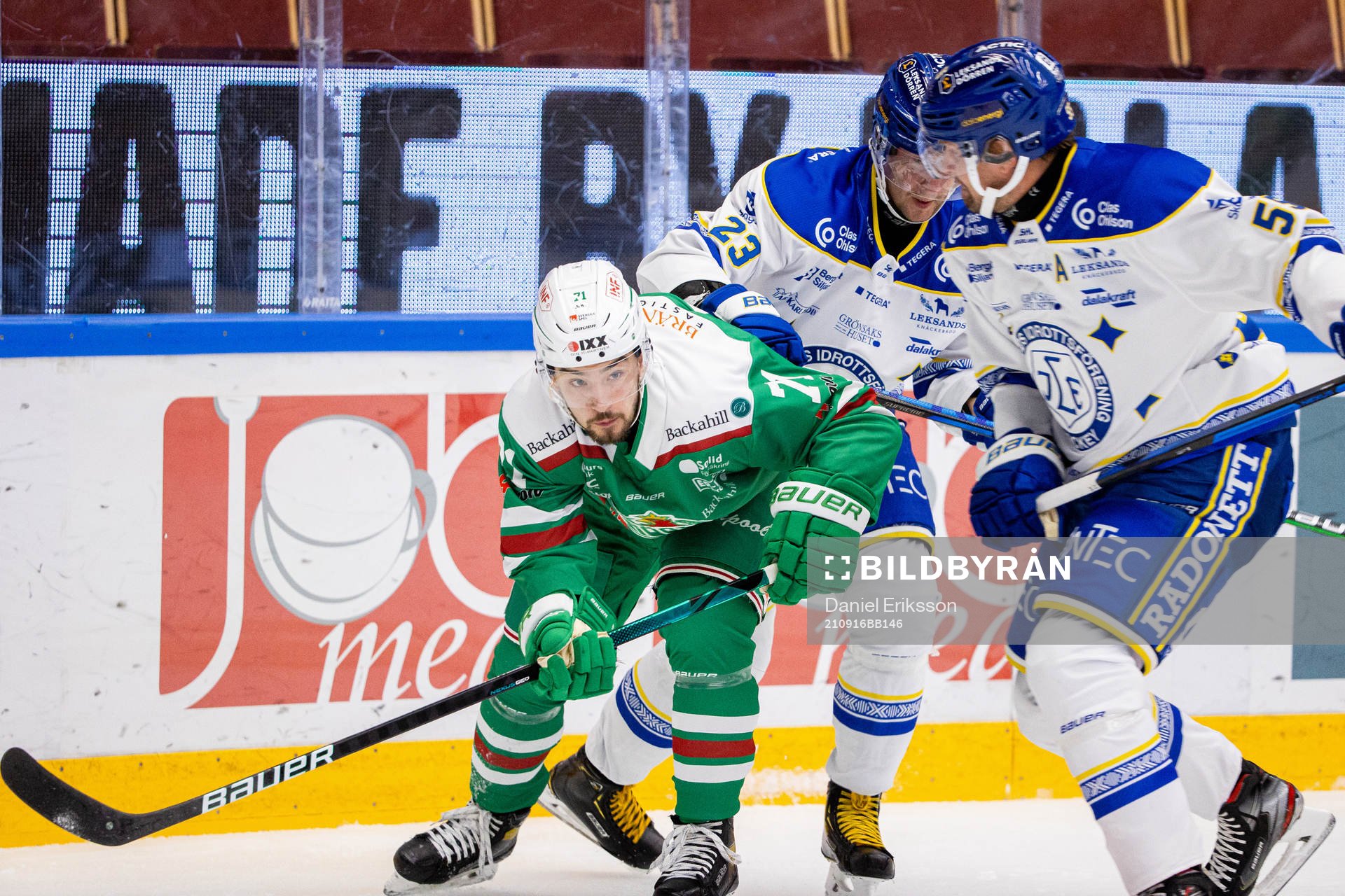 Rögles Robert Lantosi i en kamp mot Leksands Mikael