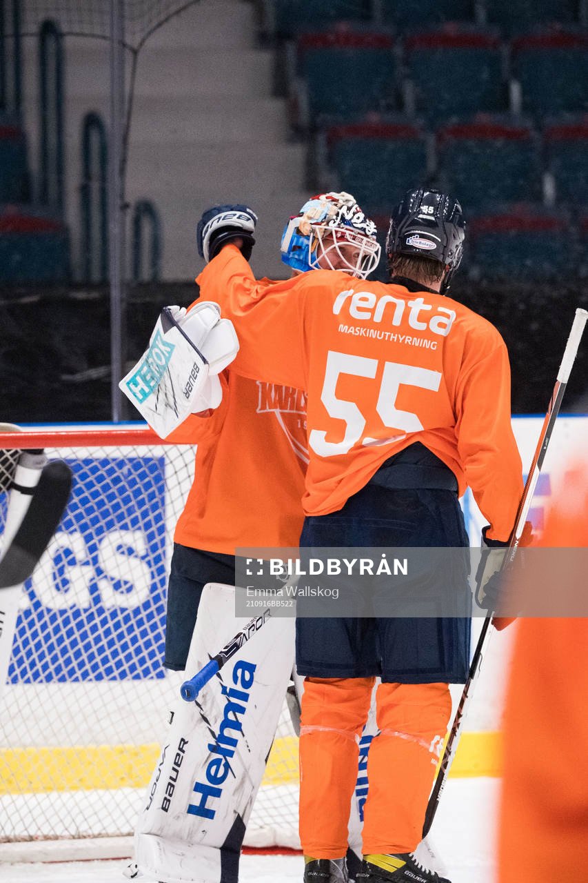 Karlskogas Arvid Aronsson och målvakt Lars Volden