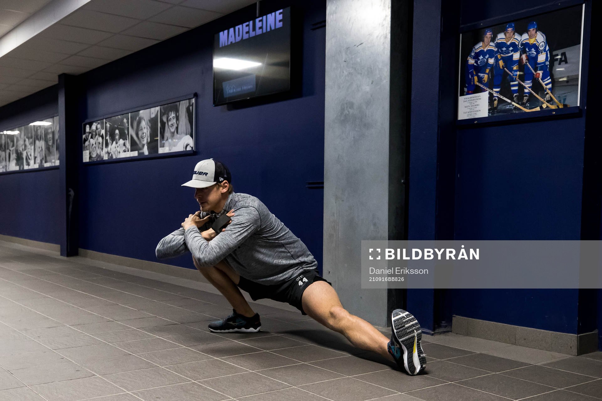Leksands Carter Ashton värmer upp innan ishockeymatchen i
