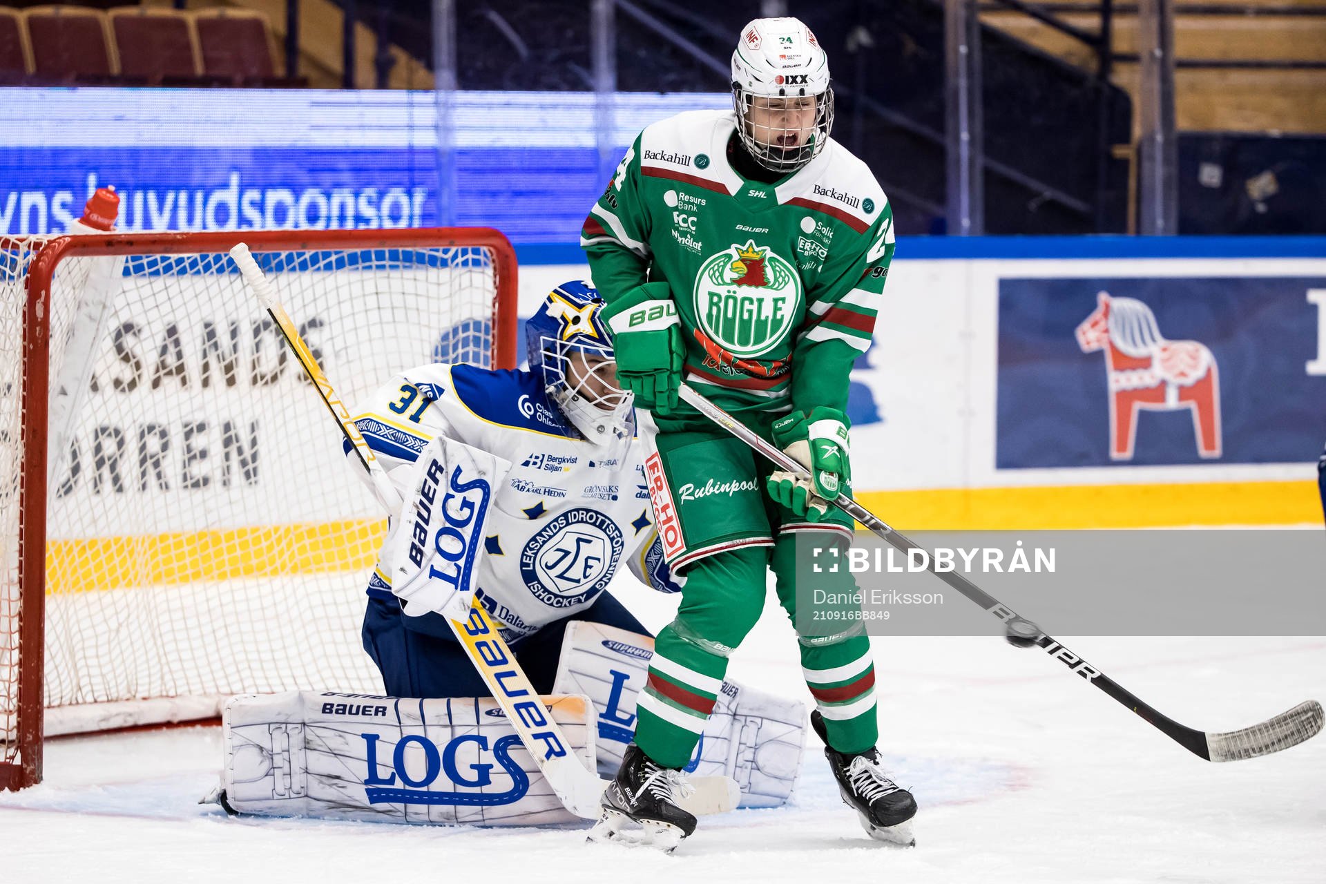 Rögles Marco Kasper  framför Leksands målvakt Kasimir