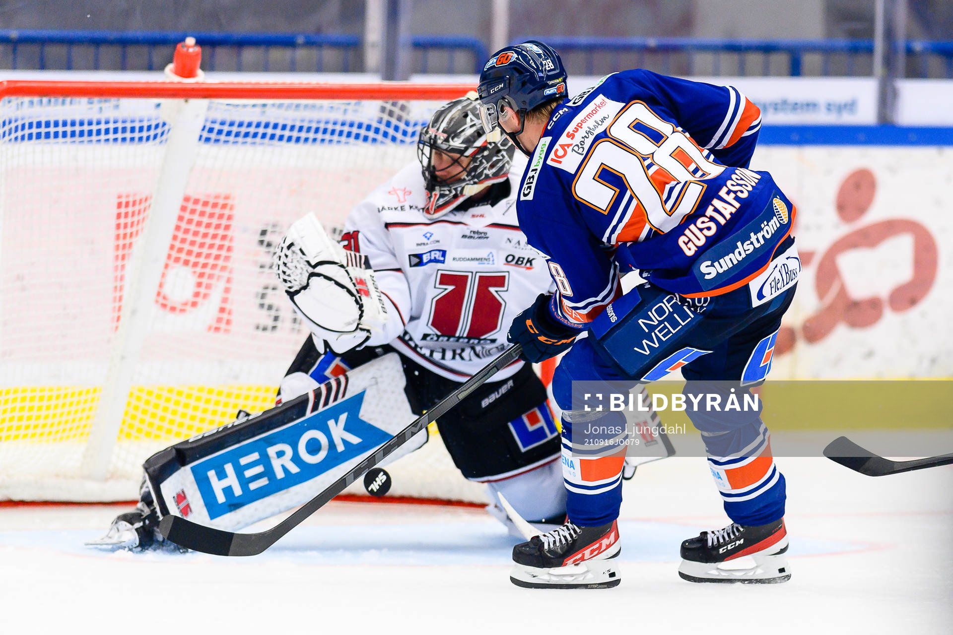 Växjös Hugo Gustafsson oroar framför Örebros målvakt