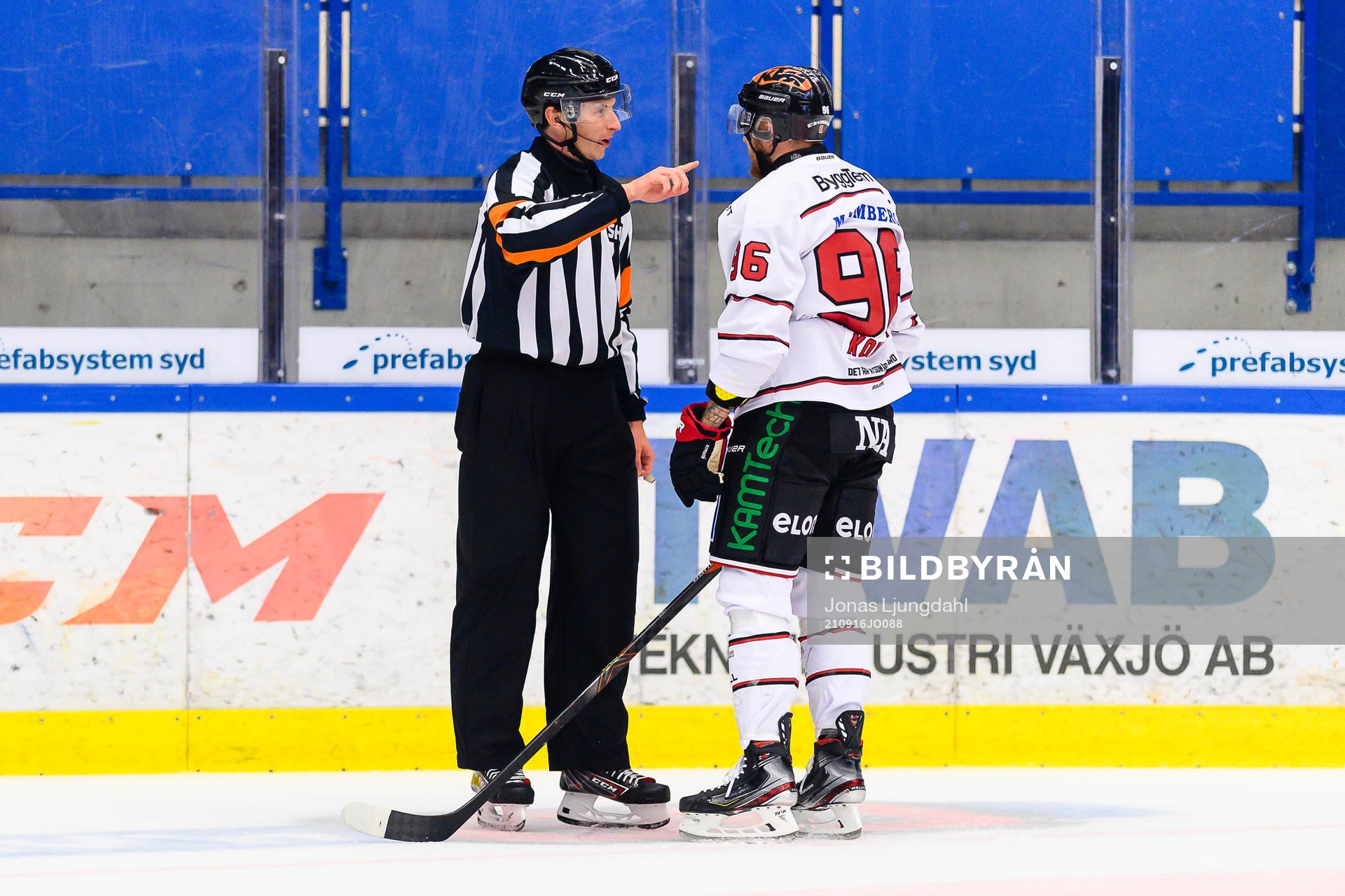 Domare Christoffer Holm pratar med Örebros Robin Kovacs