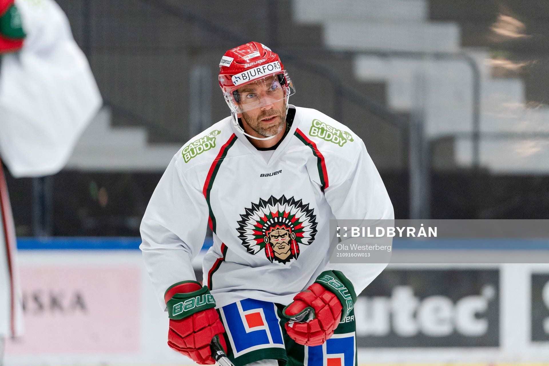 Frölundas Joel Lundqvist före ishockeymatchen i SHL