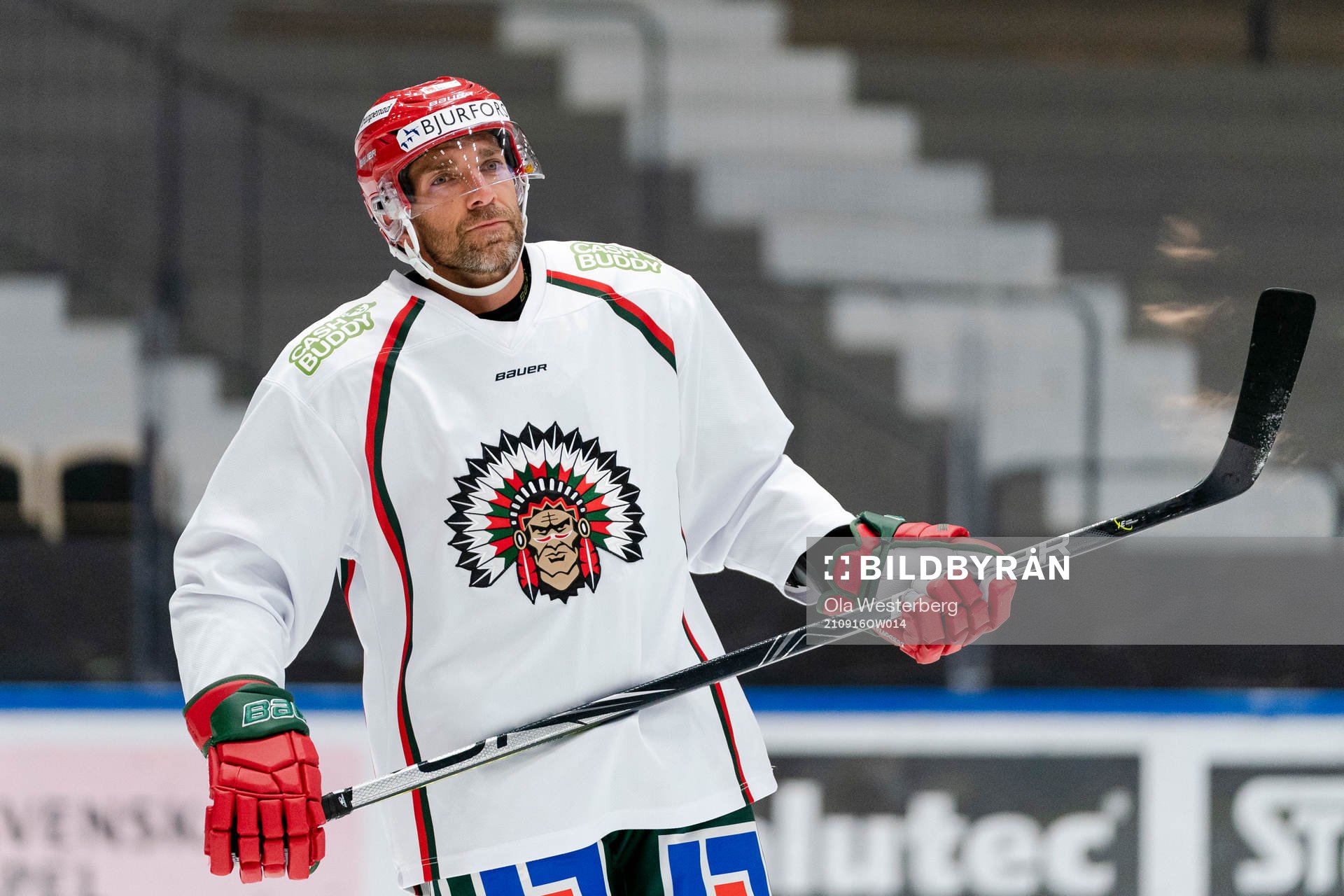Frölundas Joel Lundqvist före ishockeymatchen i SHL