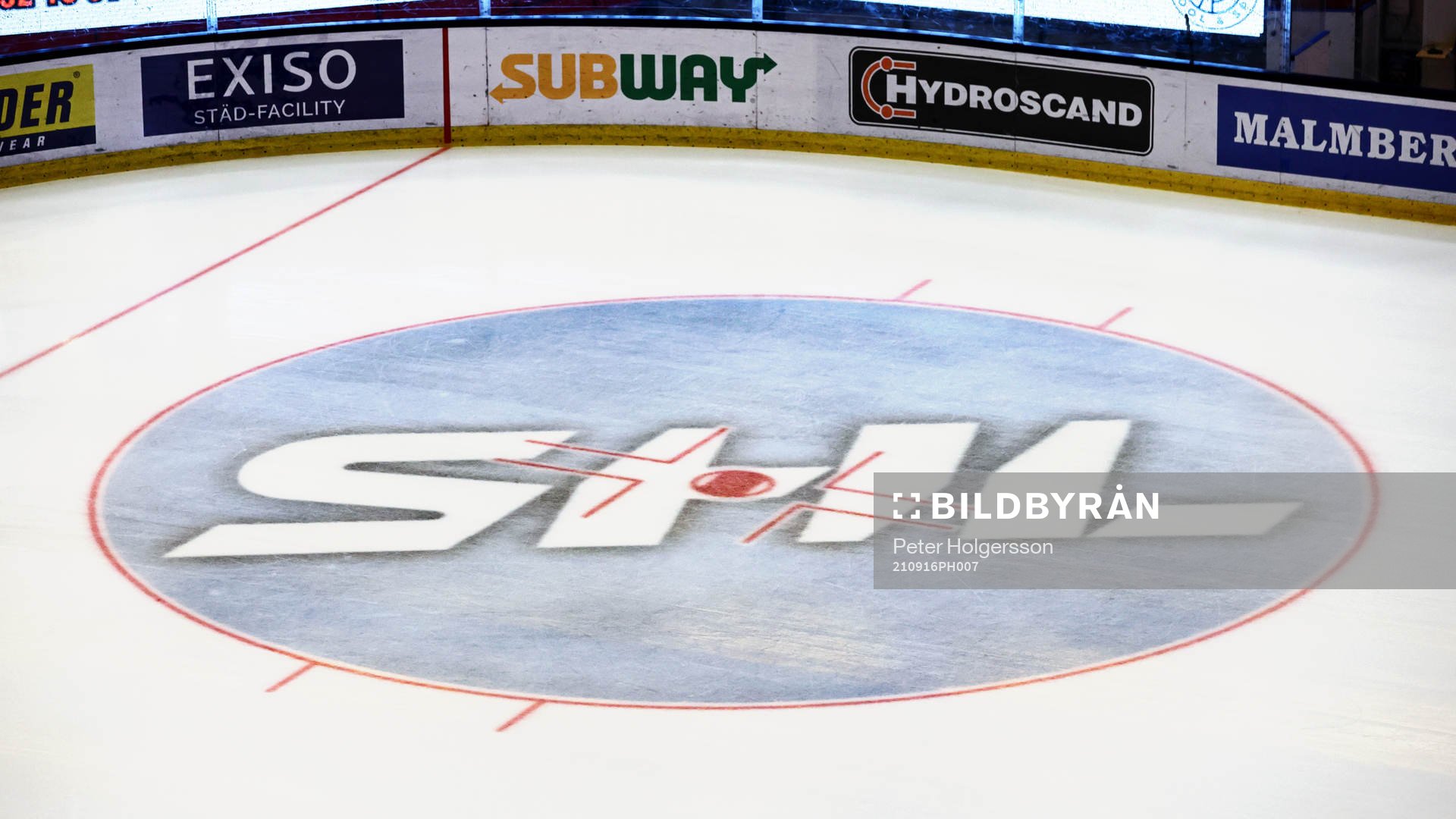 Tekningscirkel med SHL-logga ishockeymatchen i SHL mellan